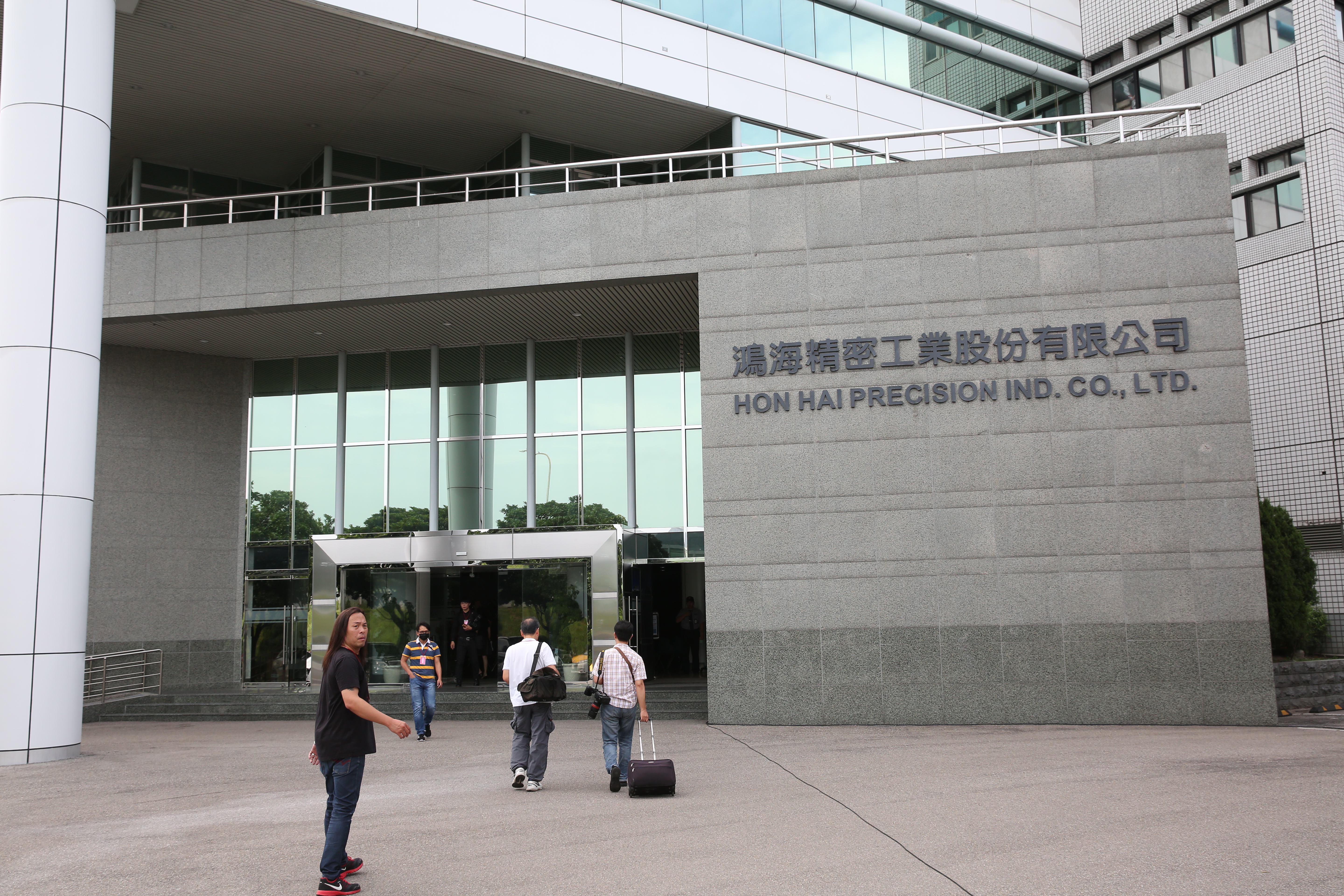 鴻海董事會13日決議，將海外發展成果，匯回投資台灣。