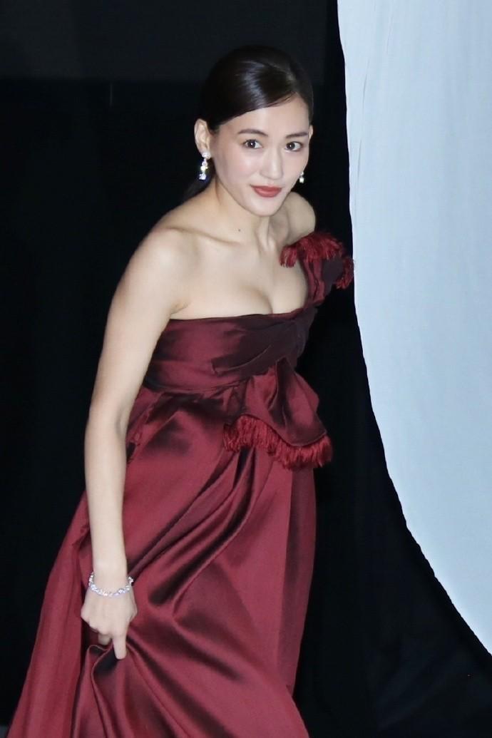 綾瀨遙一襲平胸禮服，一對豪乳呼之欲出。（圖／翻攝自微博）