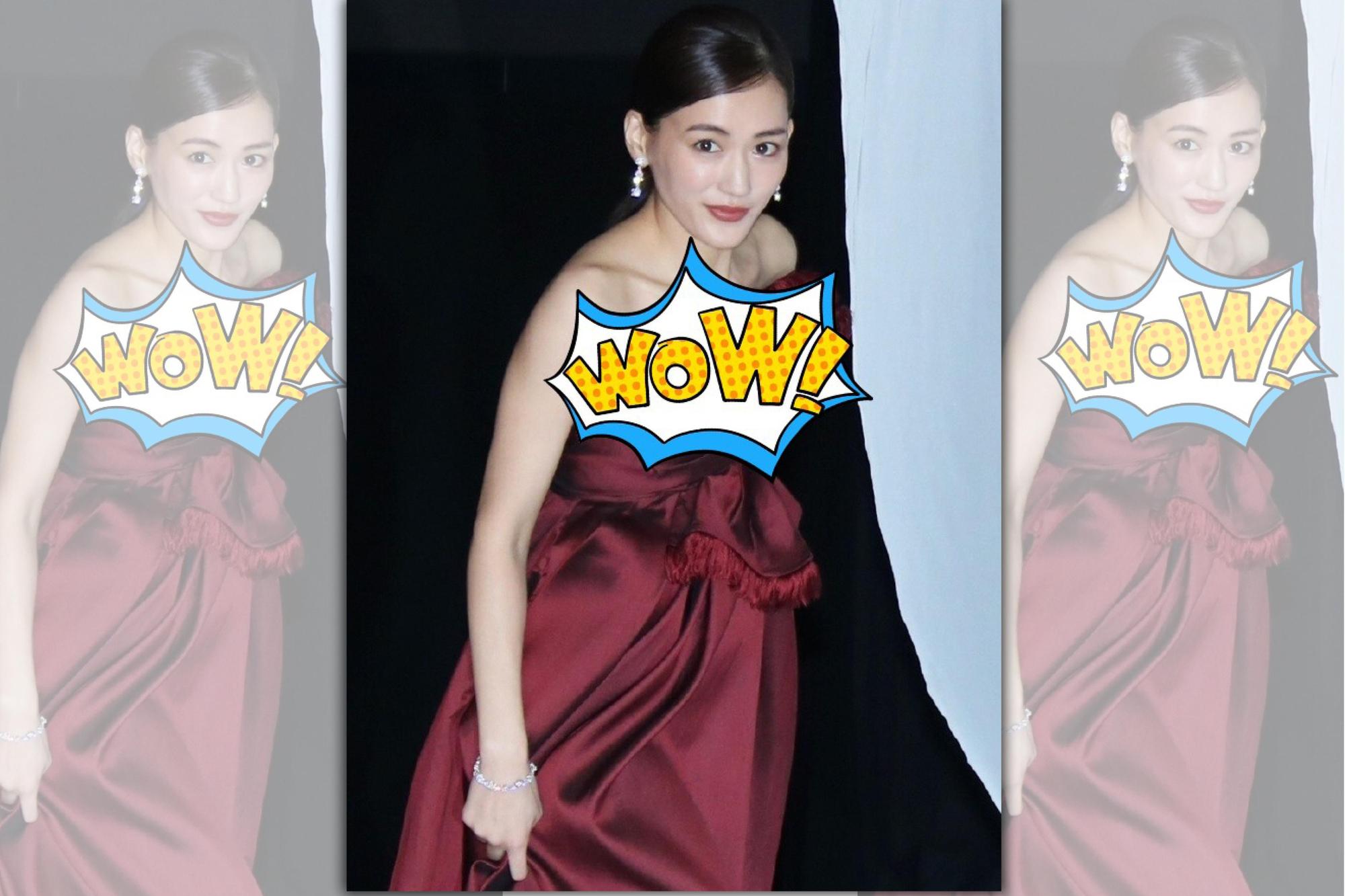 綾瀨遙出席「VOGUE JAPAN WOMEN OF THE YEAR 2019」頒獎典禮，難得秀出好身材。（圖／翻攝自微博）