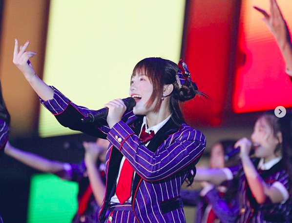 Praewa Suthamphong穿上BNK48的制服演唱。(翻攝自IG /music.bnk48official)