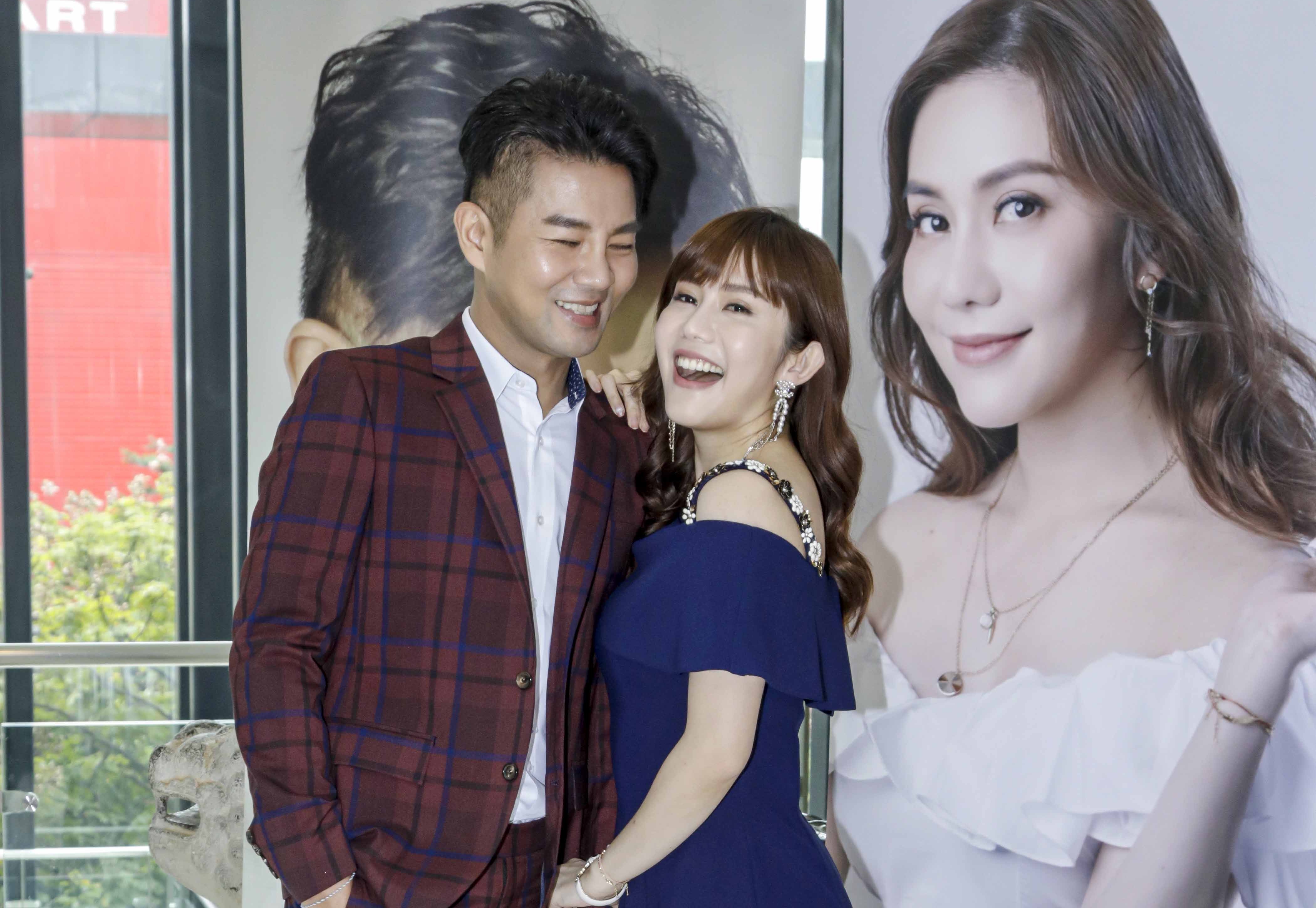 謝承均與王宇婕找廠商一起合作開發個人洗髮產品。(三立提供)