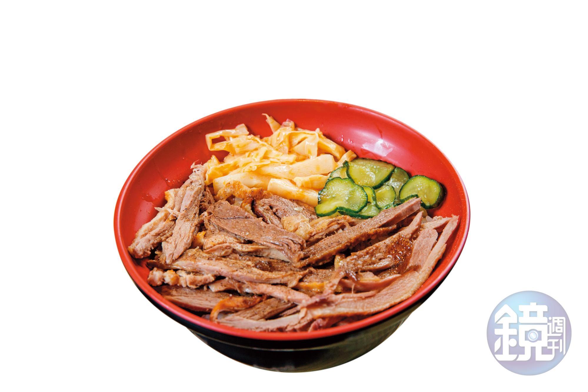 鋪滿去骨煙燻鴨肉絲的鴨香飯,搭配小黃瓜、筍干,頗受學生歡迎。(60元/大碗)