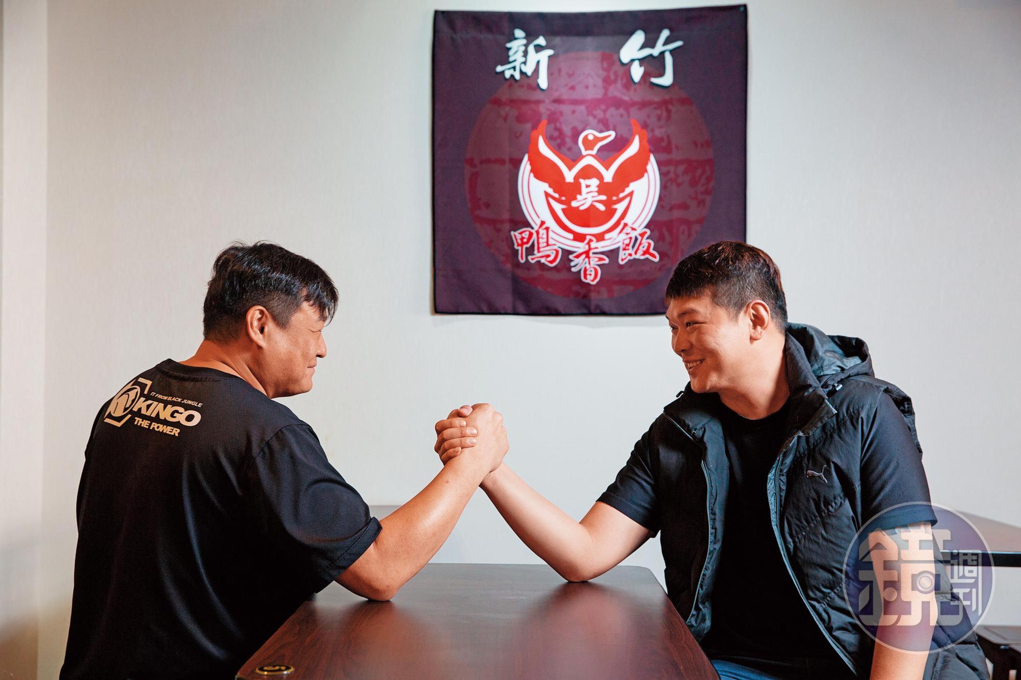 不願正面曝光的賢哥(左)是吳家鴨香飯創始人,當年帶著許黃傑(右)一起拚正途,2人有革命情感。