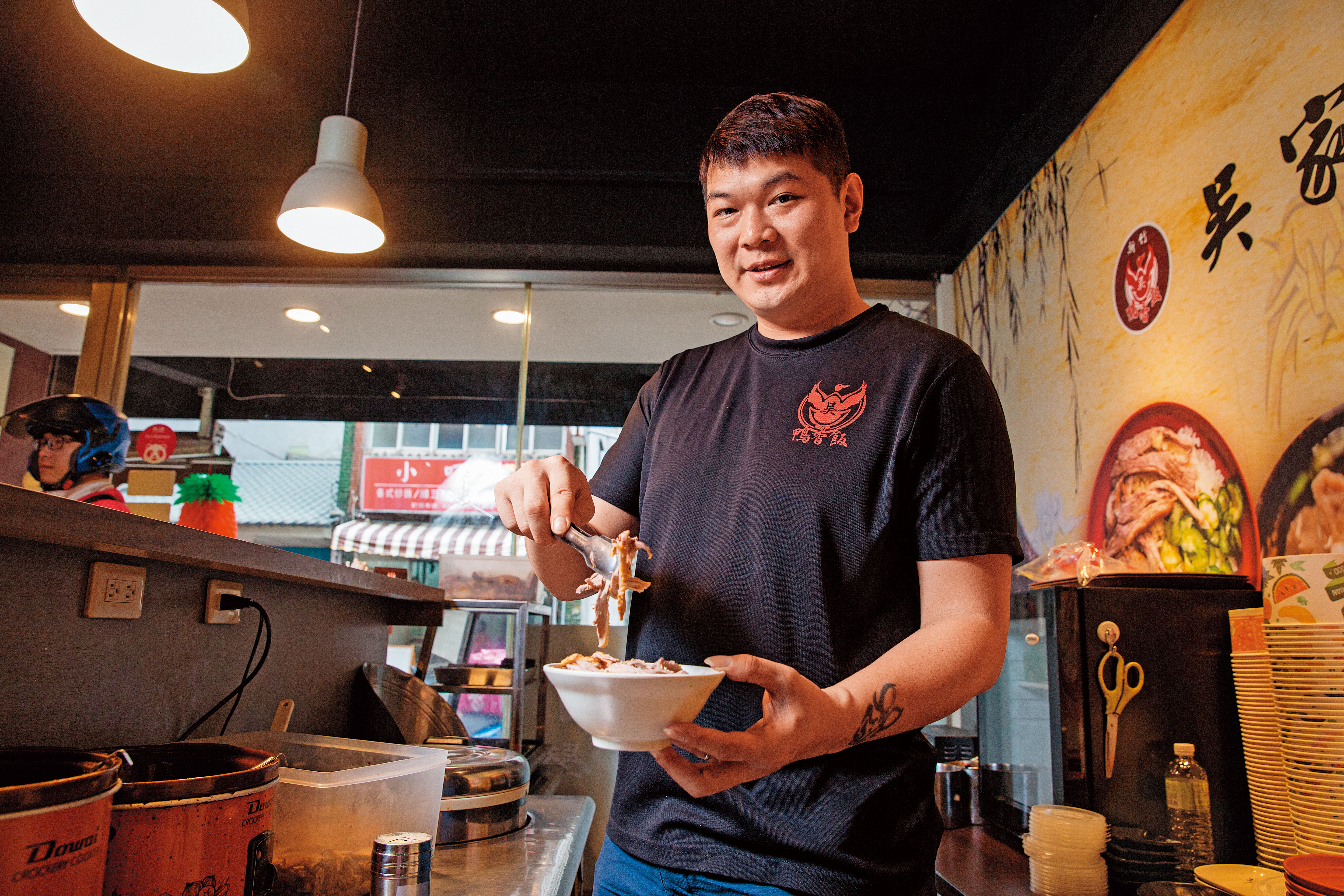 36歲的許黃傑曾經是幫派打手，5年前在昔日大哥帶領下學鴨香飯，後來加盟創業，如今已有3家店，靠正當生意養家。
