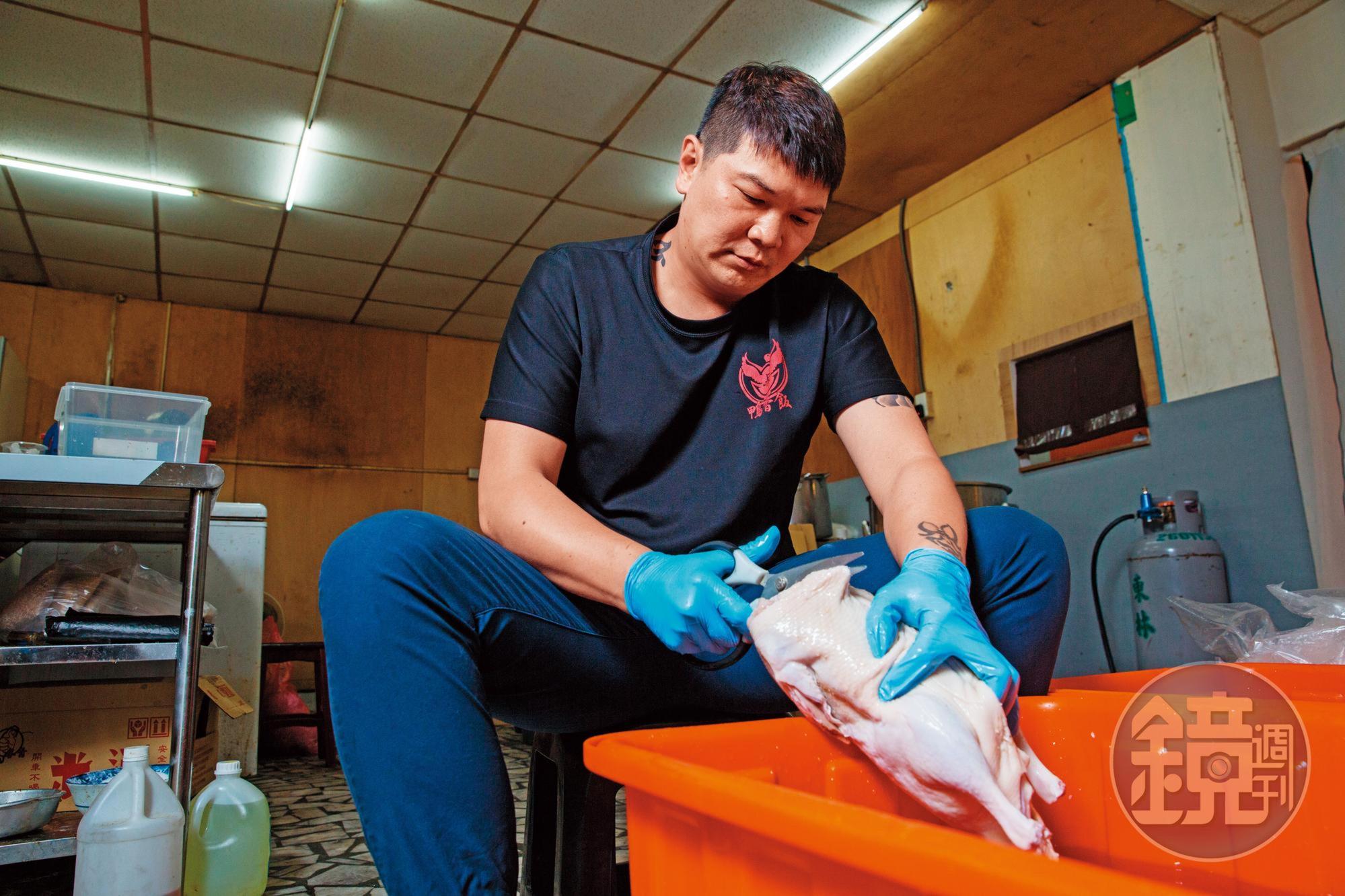 許黃傑自己跟養鴨場進冷凍鴨回來處理,前後要剪開,讓滾湯在鴨身流通。