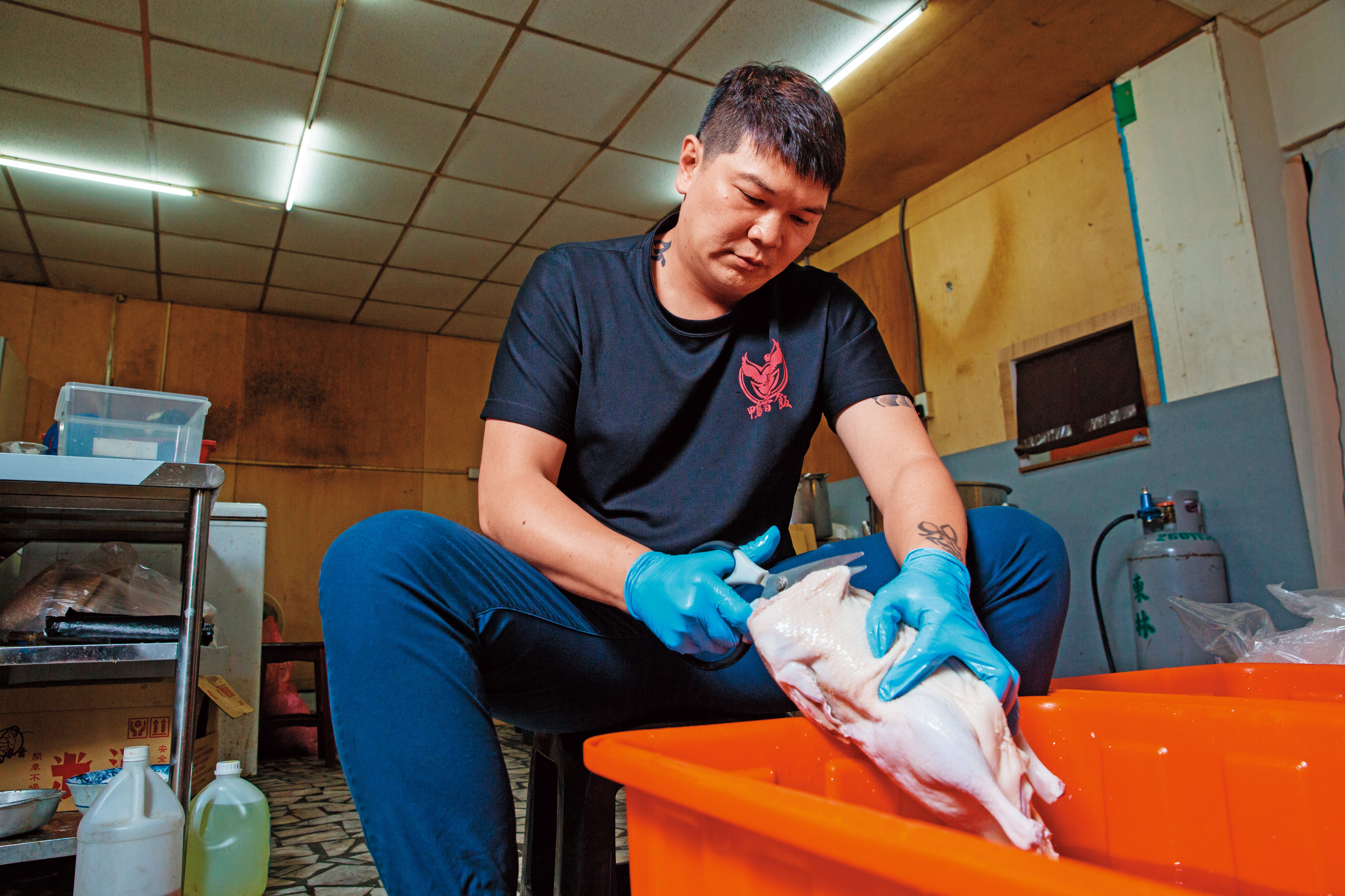 許黃傑自己跟養鴨場進冷凍鴨回來處理,前後要剪開,讓滾湯在鴨身流通。