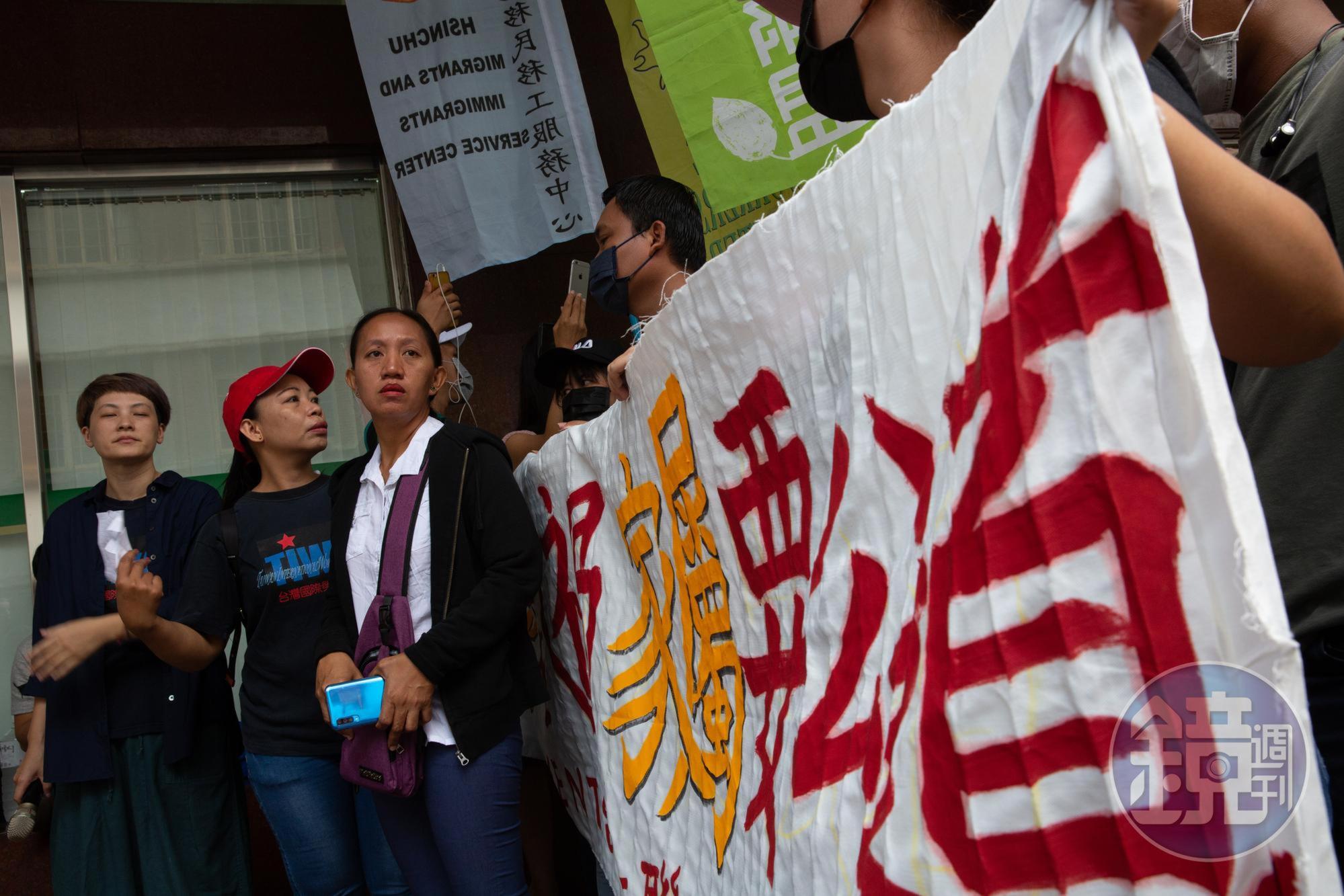 姊姊德娜(Digna Tagubasi)為替妹妹討回公道,在移工團體協助下於台北勞動部旁舉行記者會,控訴鼎元光電工安不足。