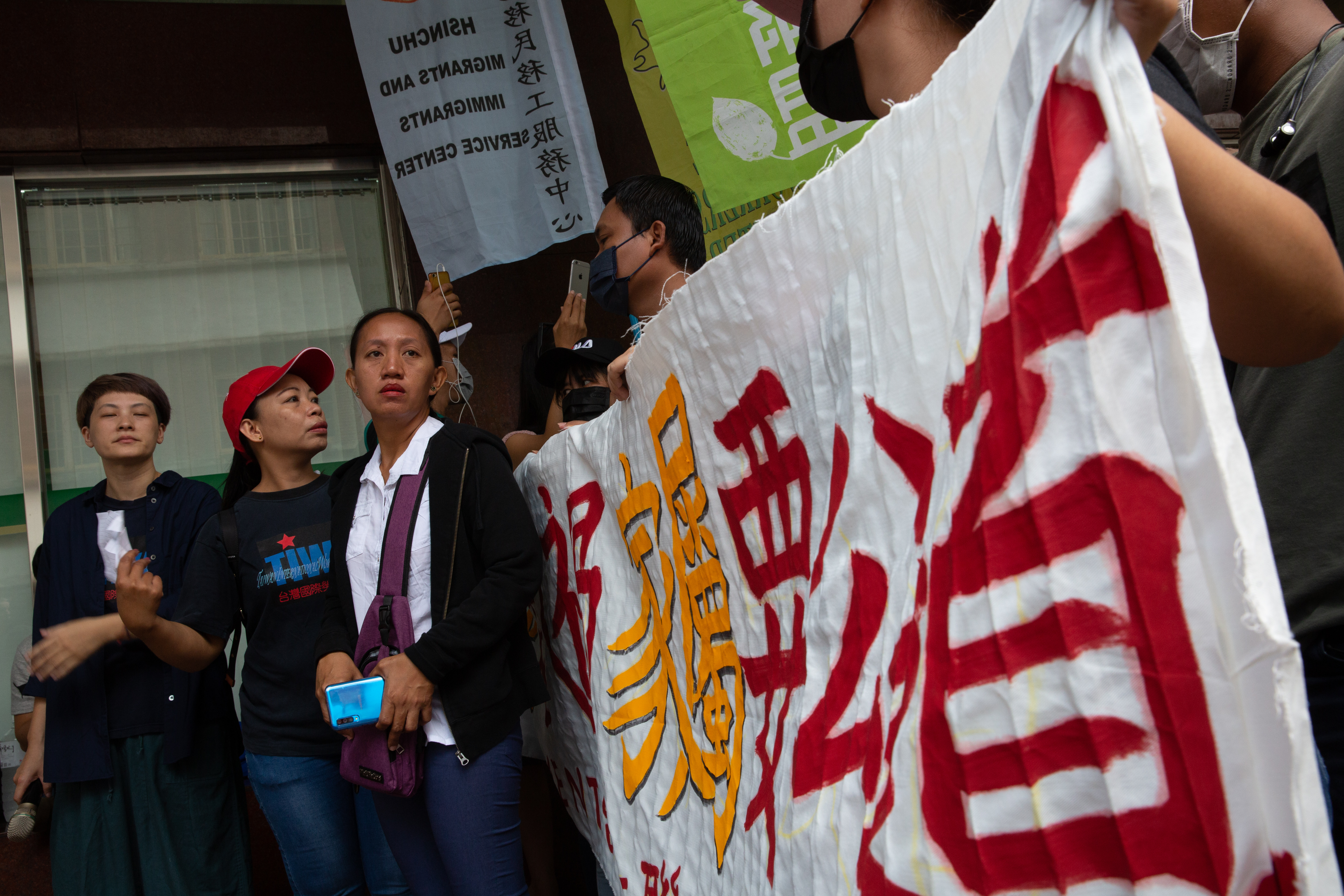 姊姊德娜（Digna Tagubasi）為替妹妹討回公道，在移工團體協助下於台北勞動部旁舉行記者會，控訴鼎元光電工安不足。