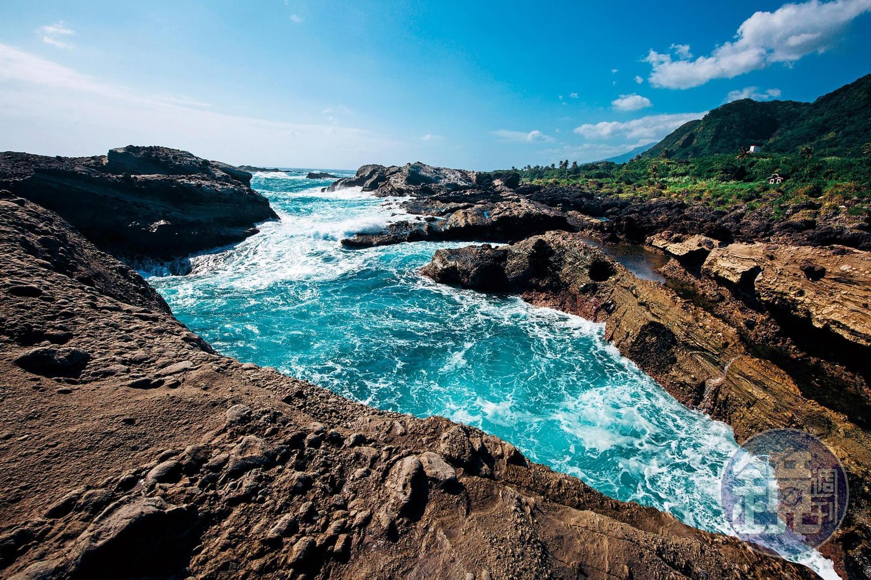 秋天風浪大的石梯坪，海浪拍打礁岩更顯氣勢。