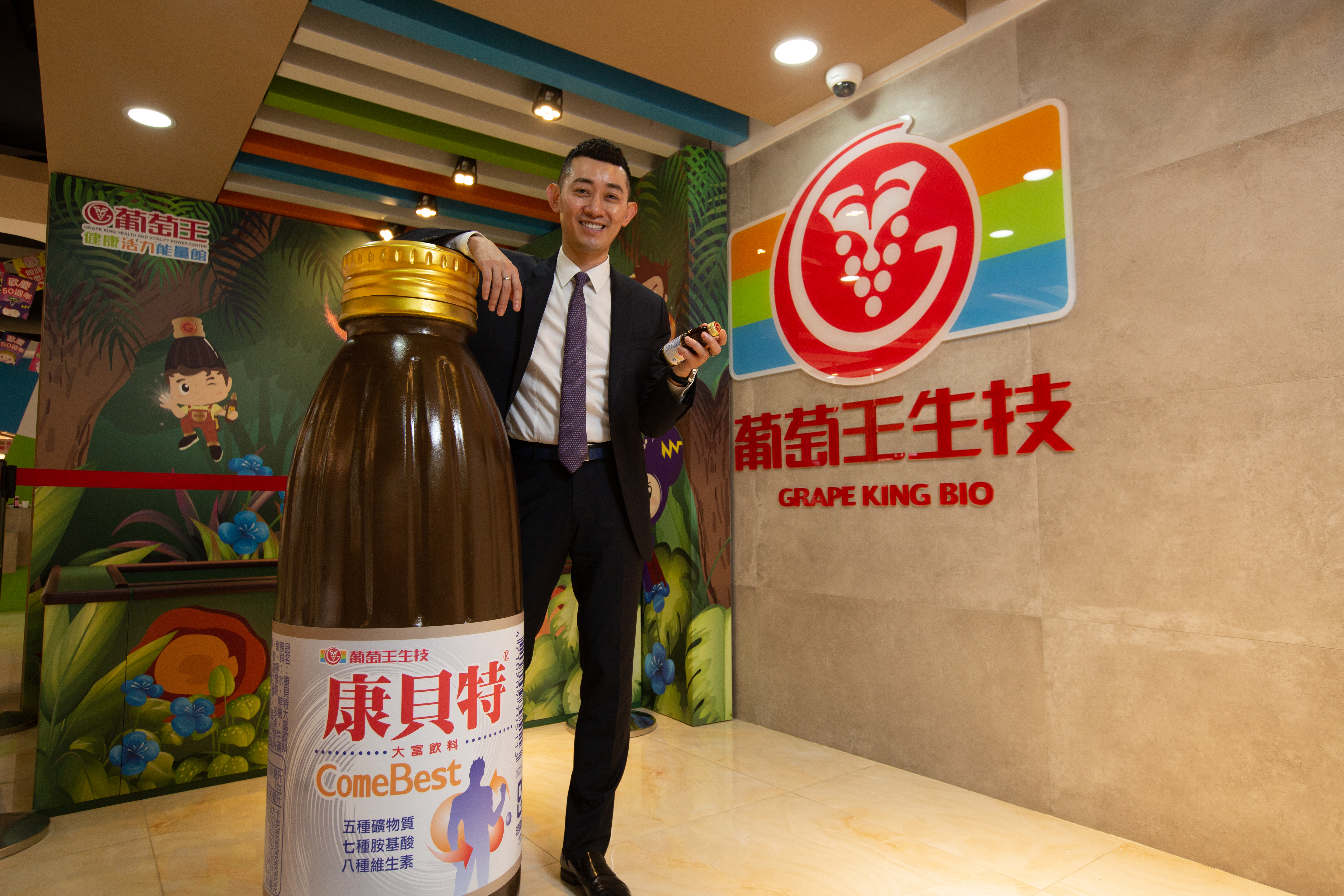 葡萄王一路從藥廠、食品廠轉型為生技公司，在第二代曾盛麟的改革下，營收也節節攀升。