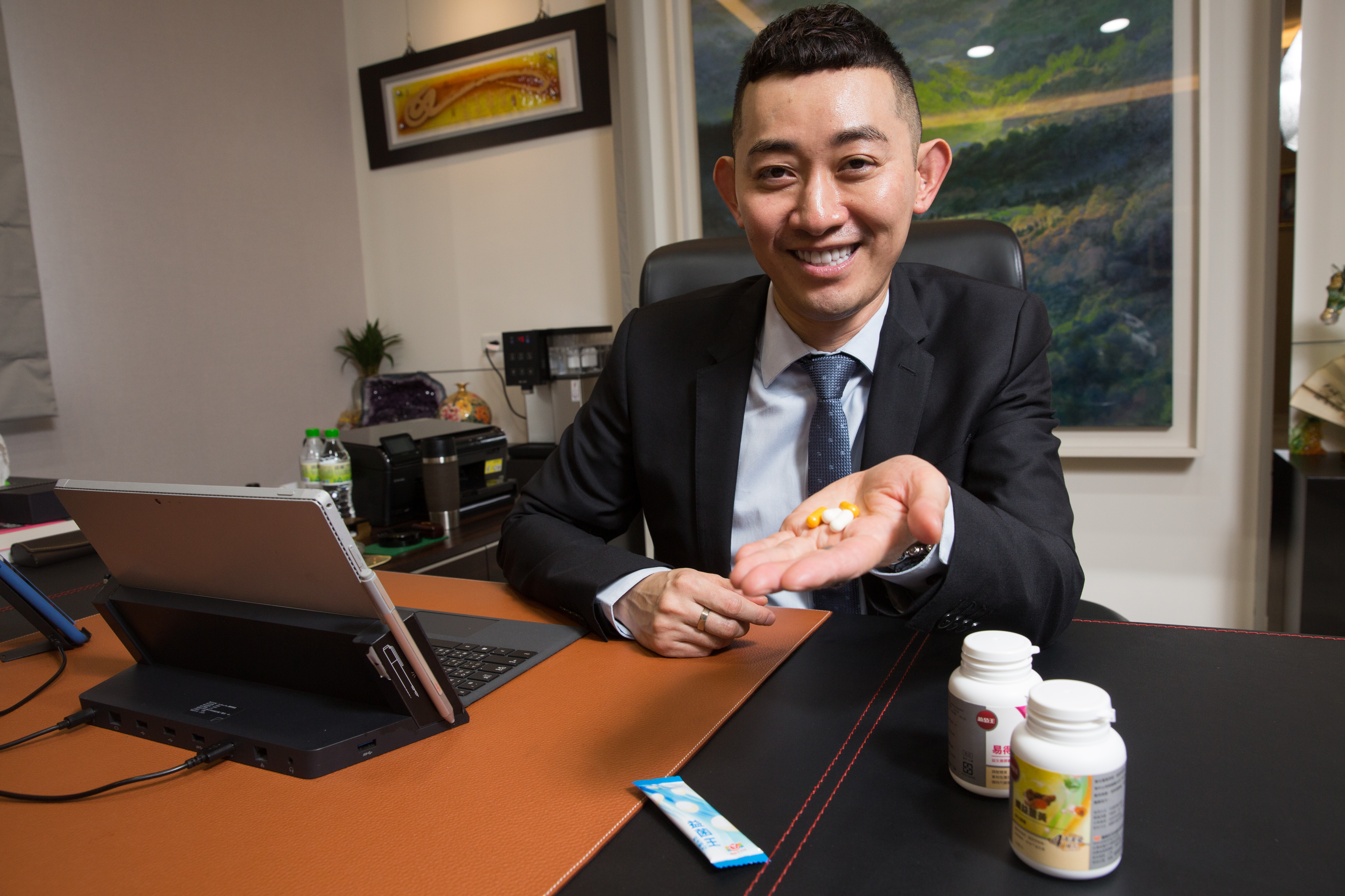 每天光吃自家保健品就要花5分鐘以上，曾盛麟是葡萄王的最佳代言人。