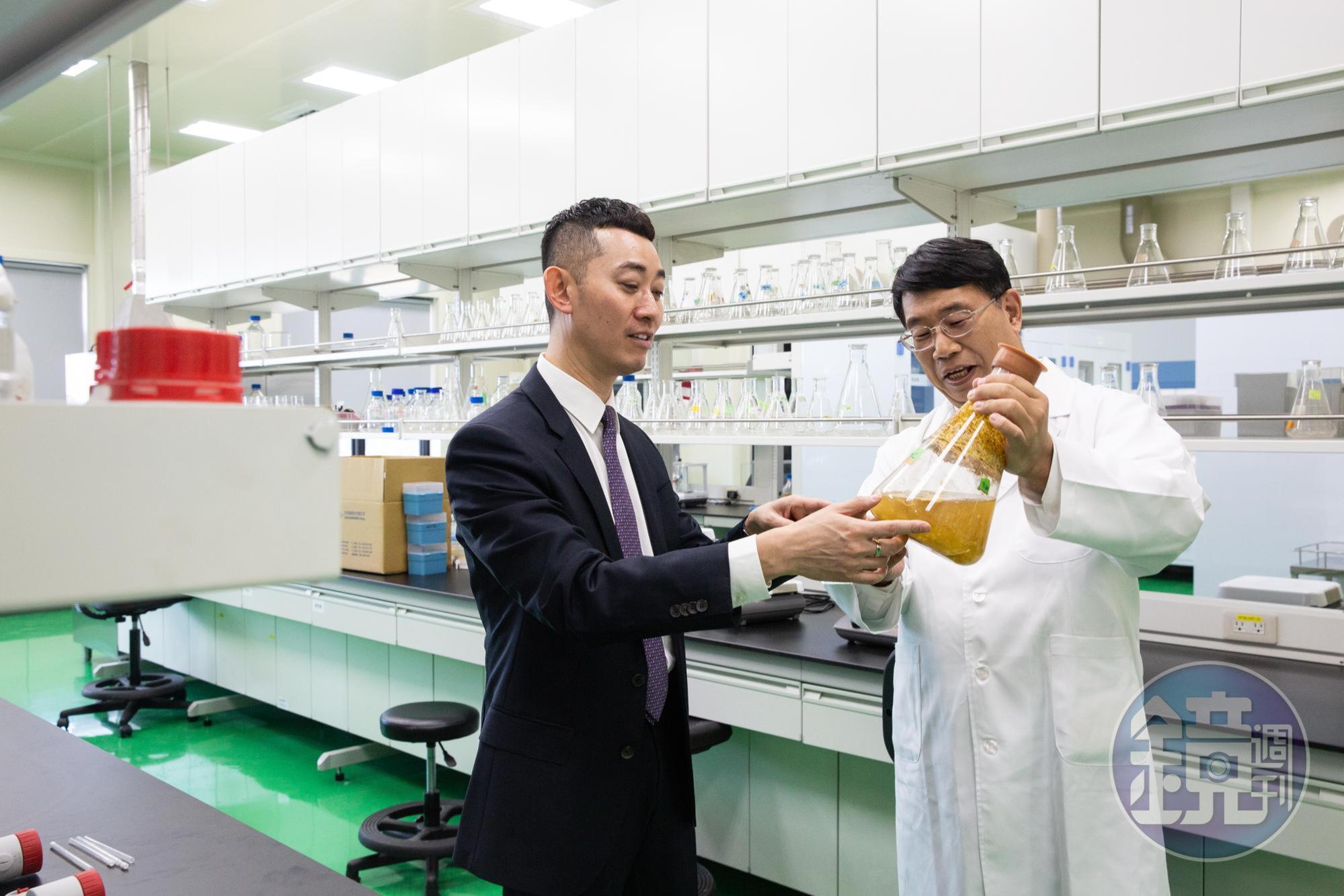 當初父親挖角陳勁初（右），首創以生物反應槽培養靈芝，至今曾盛麟仍相當倚重他。
