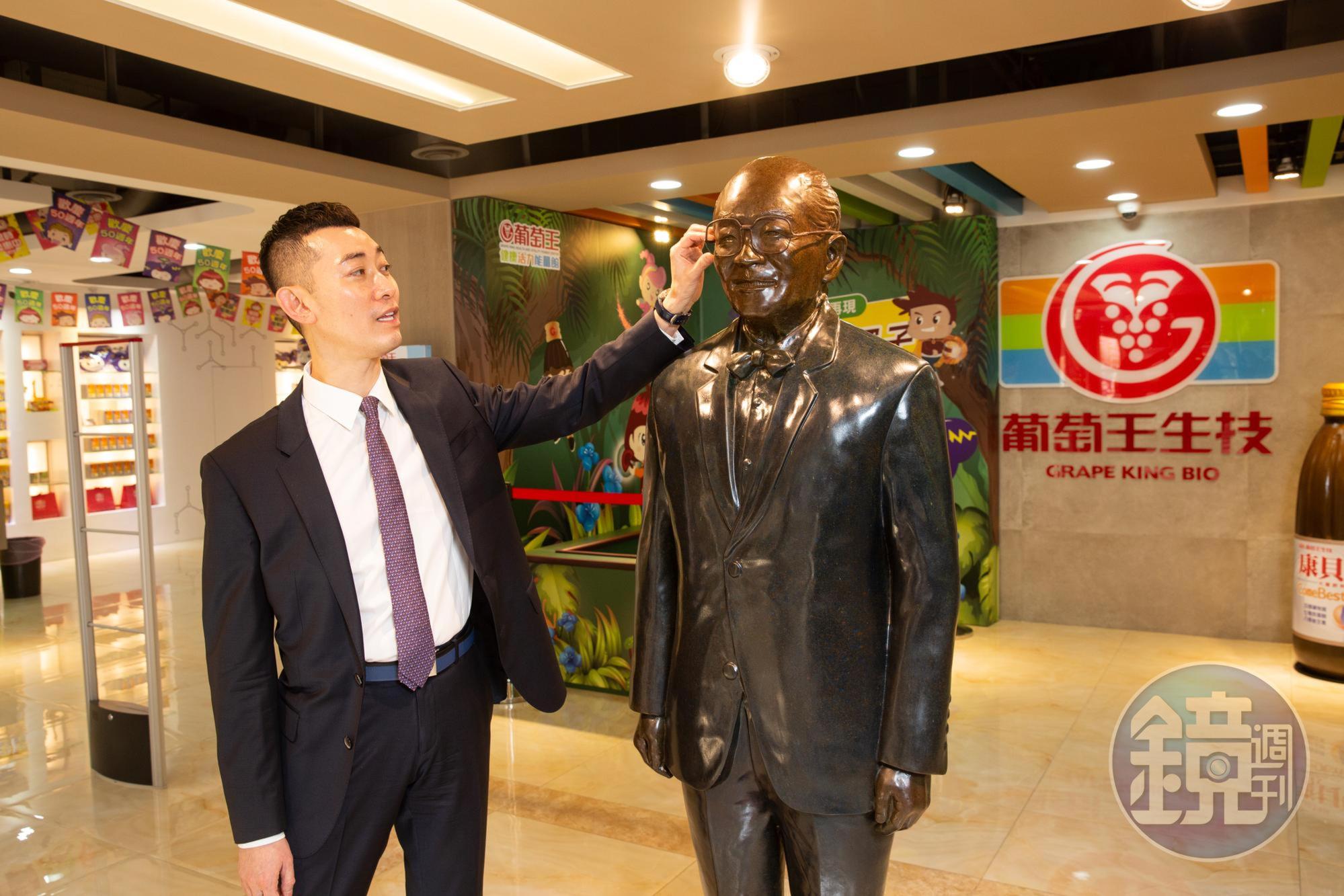 觀光工廠內的銅像是依照創辦人曾水照的真人比例打造，曾盛麟還特別強調，眼鏡真的是爸爸的喔。