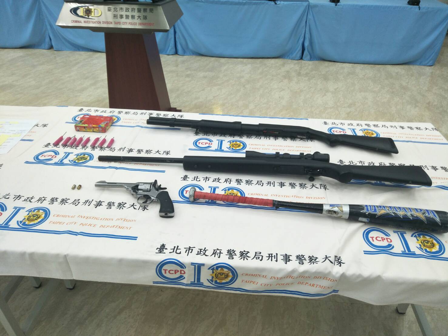 警方查獲槍械等贓證物。（翻攝畫面）