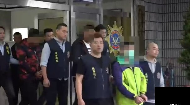 警方將郭姓嫌犯等幫派分子依法送辦。(翻攝畫面)