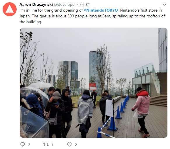 早上八點就聚集300人在店外排隊。（翻攝twitter )
