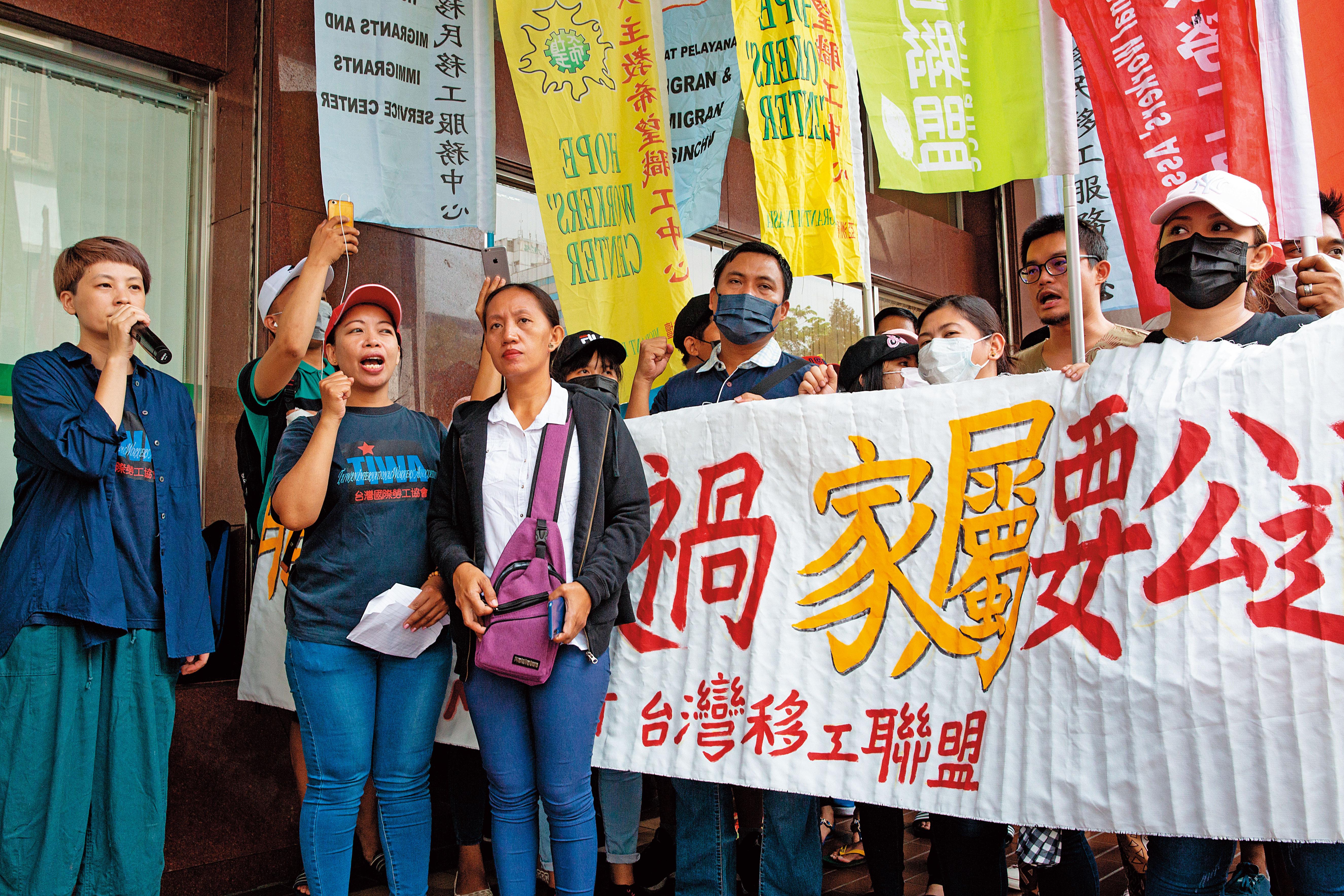 移工德希莉的家人與移工團體,認為工廠沒有提供符合標準的防護裝備是致死主因。