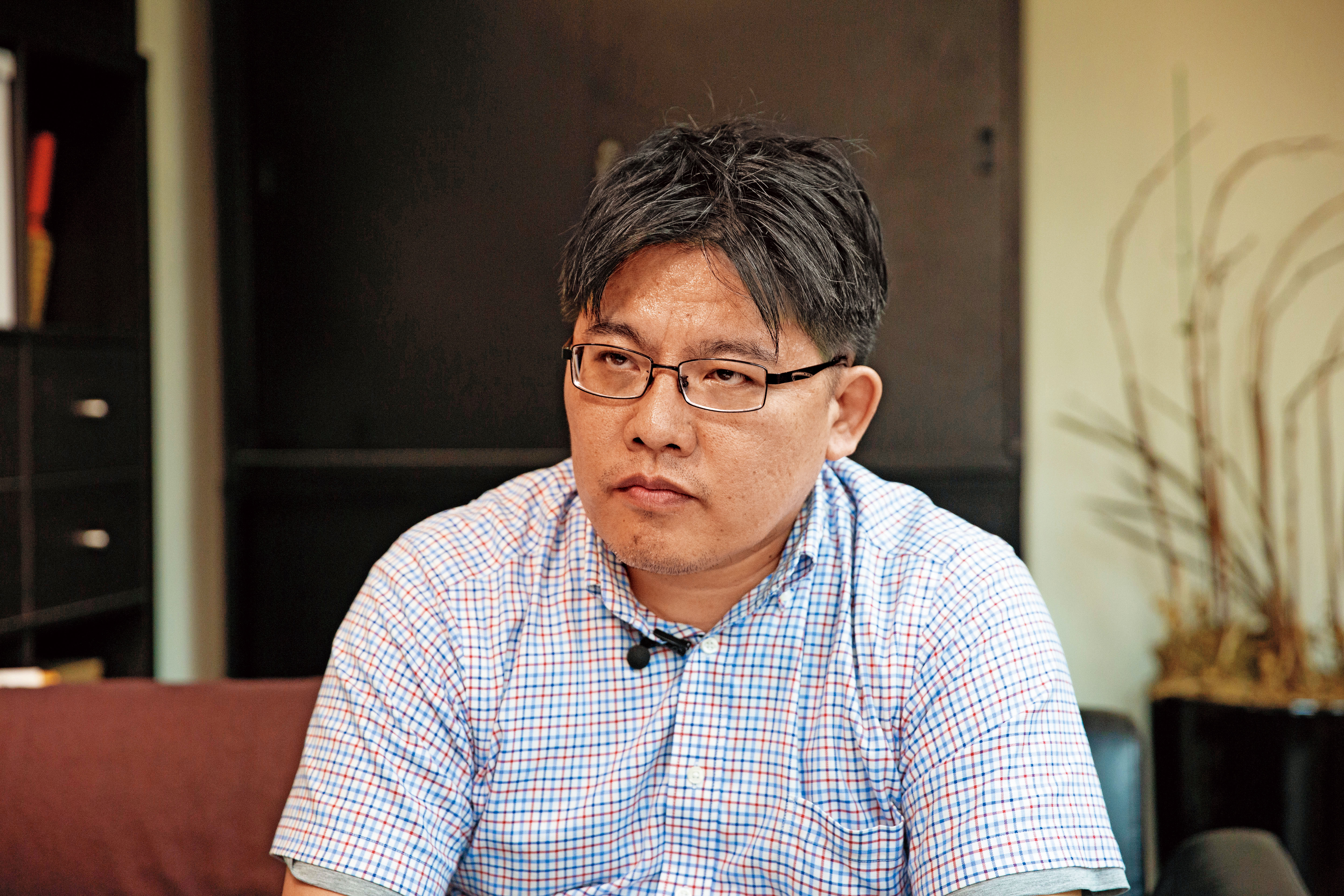 辯護律師邱顯智(圖)、希望職工中心專員許惟棟皆質疑除了防護衣,急救過程也有疏失,一罐六氟靈、敵腐靈無法應付大面積灼傷。