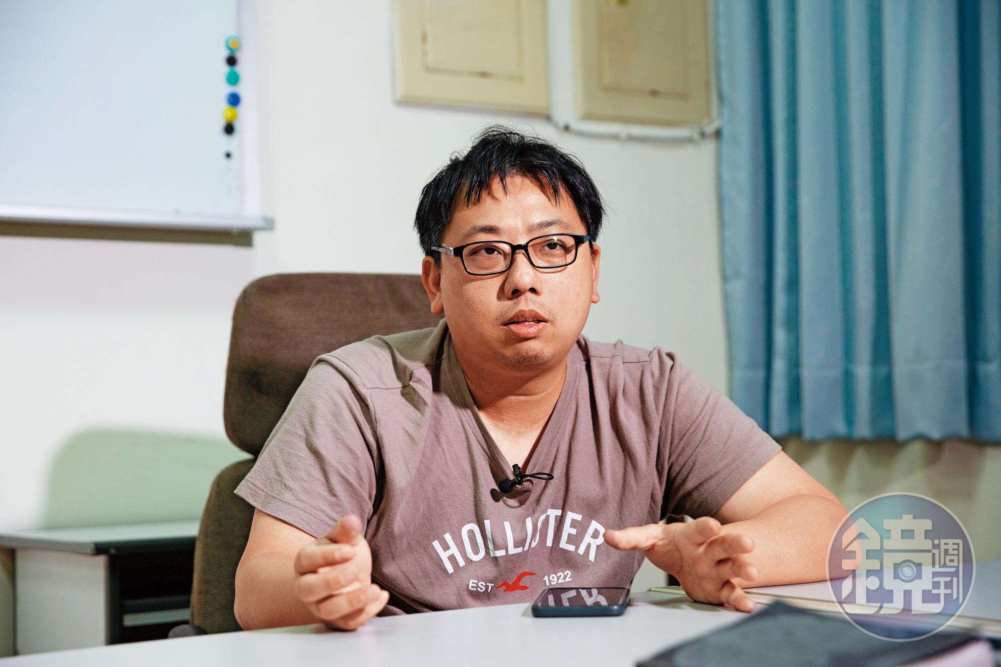 辯護律師邱顯智、希望職工中心專員許惟棟（圖）皆質疑除了防護衣，急救過程也有疏失，一罐六氟靈、敵腐靈無法應付大面積灼傷。