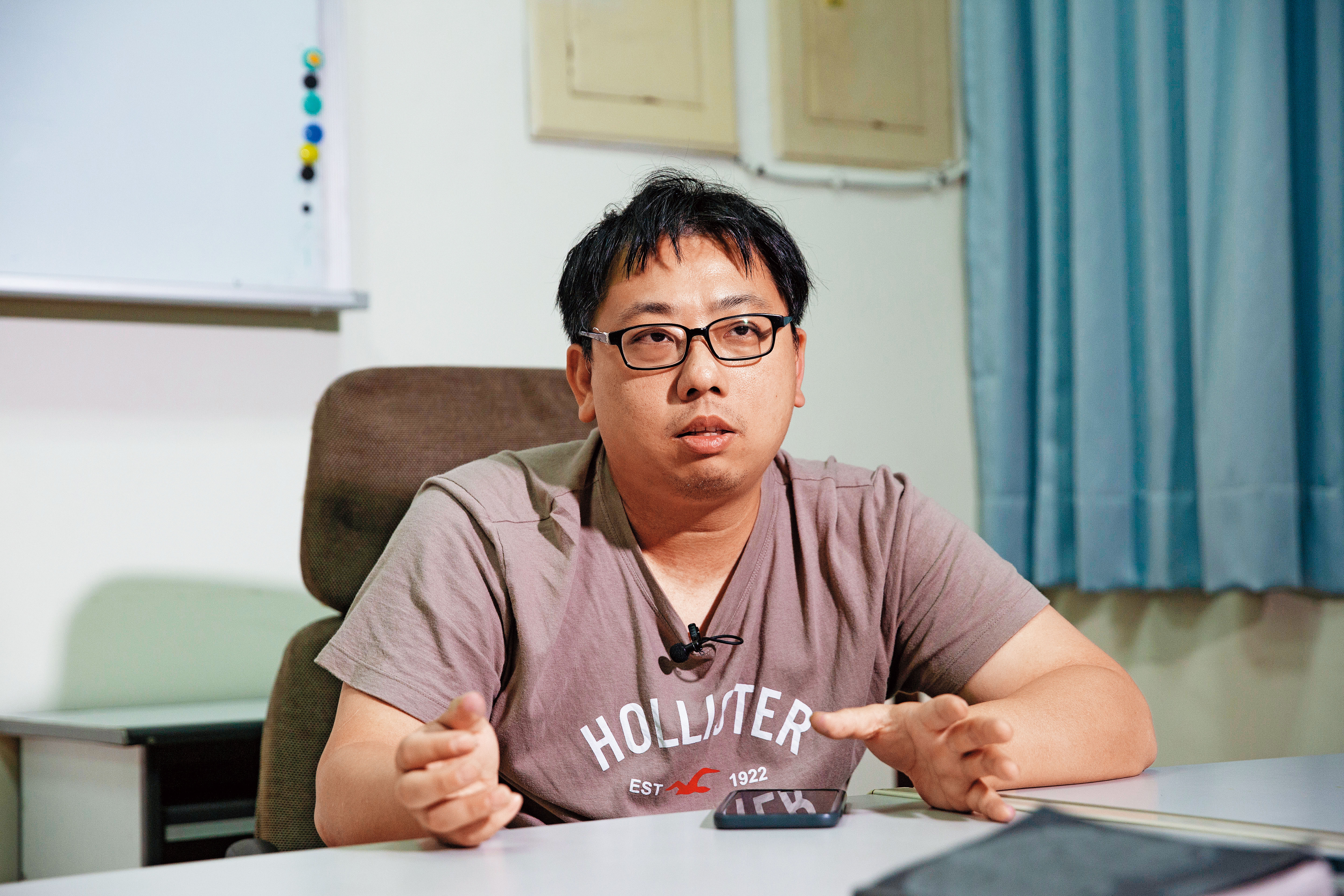 辯護律師邱顯智、希望職工中心專員許惟棟(圖)皆質疑除了防護衣,急救過程也有疏失,一罐六氟靈、敵腐靈無法應付大面積灼傷。