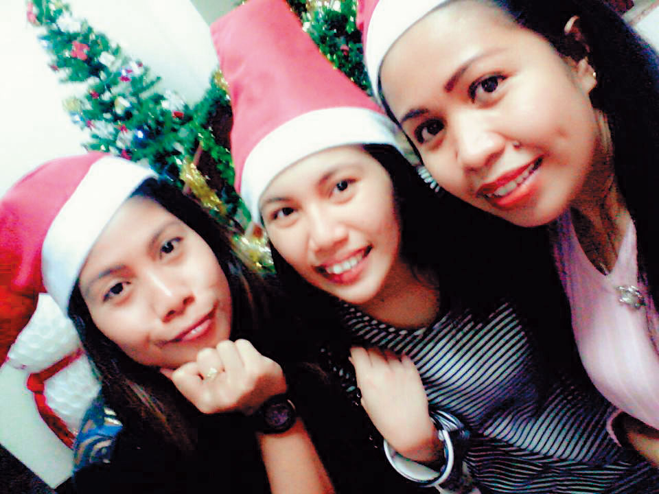 德希莉（右）與同鄉在異地辛苦打拚，卻因為職災命喪他鄉。（翻攝德希莉臉書）