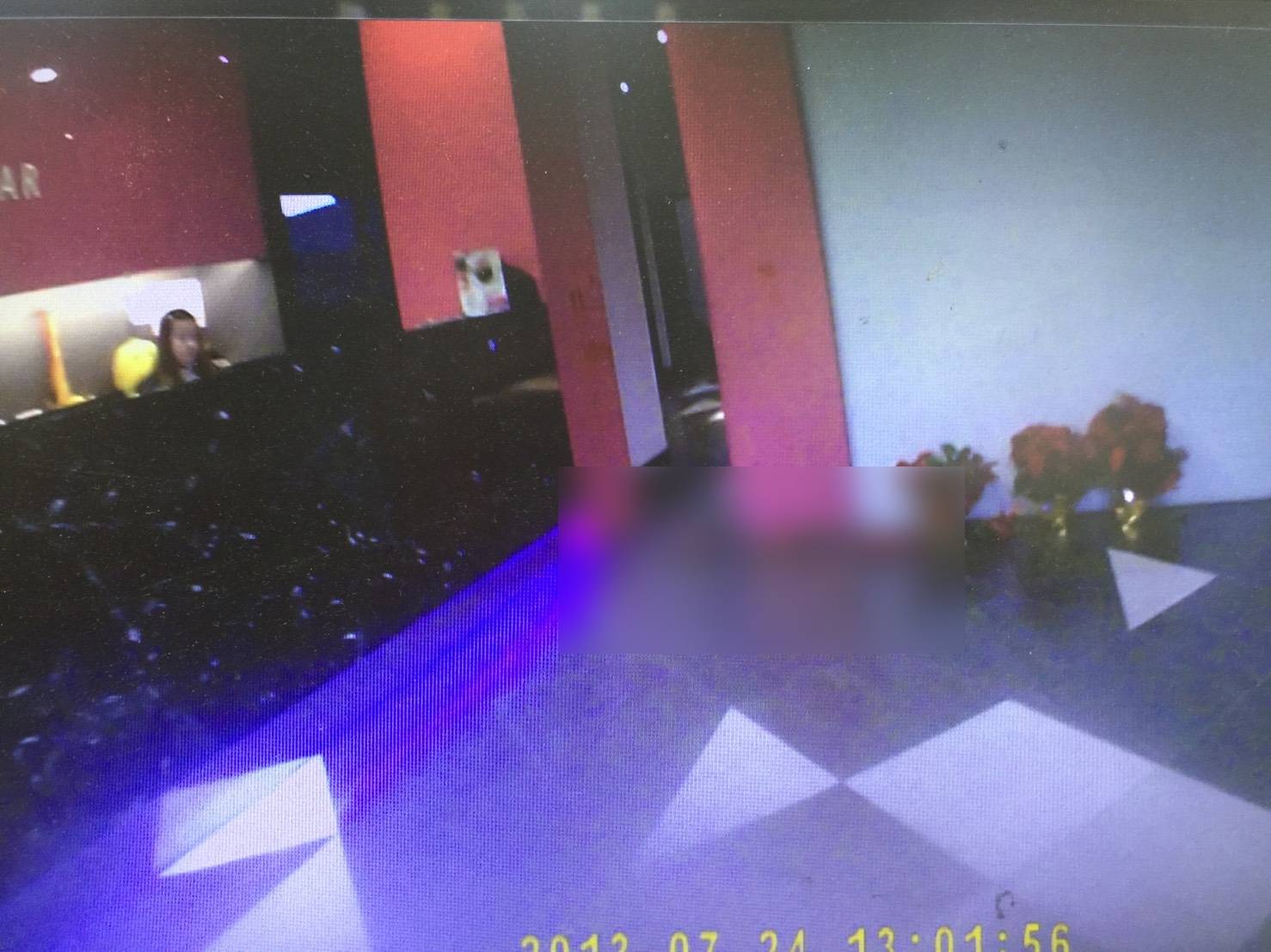 大亂鬥過後來不及拖地,還看得到鬥毆得痕跡與地板上的鮮血。(讀者提供)
