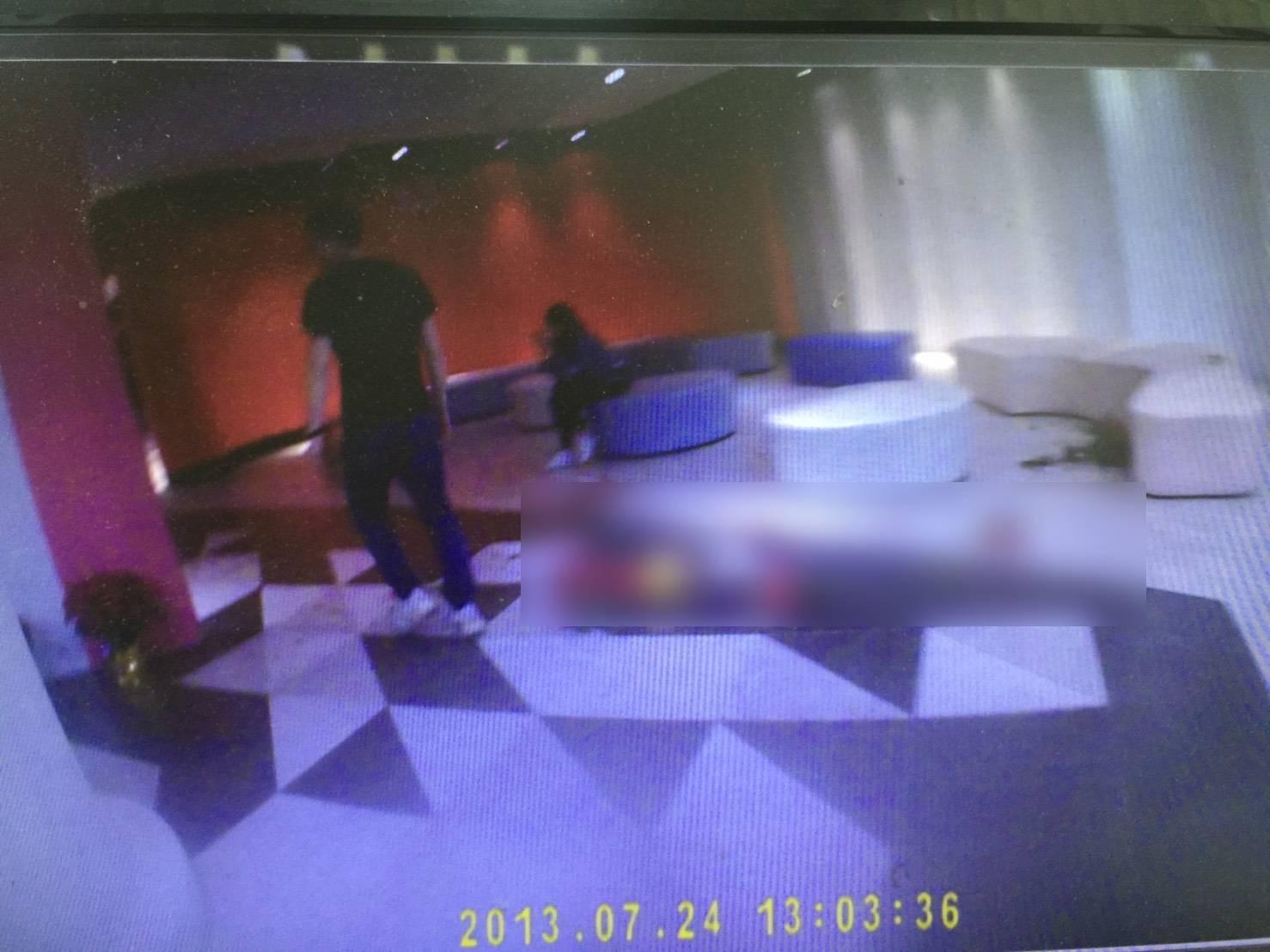 KTV內血跡斑斑。（讀者提供）