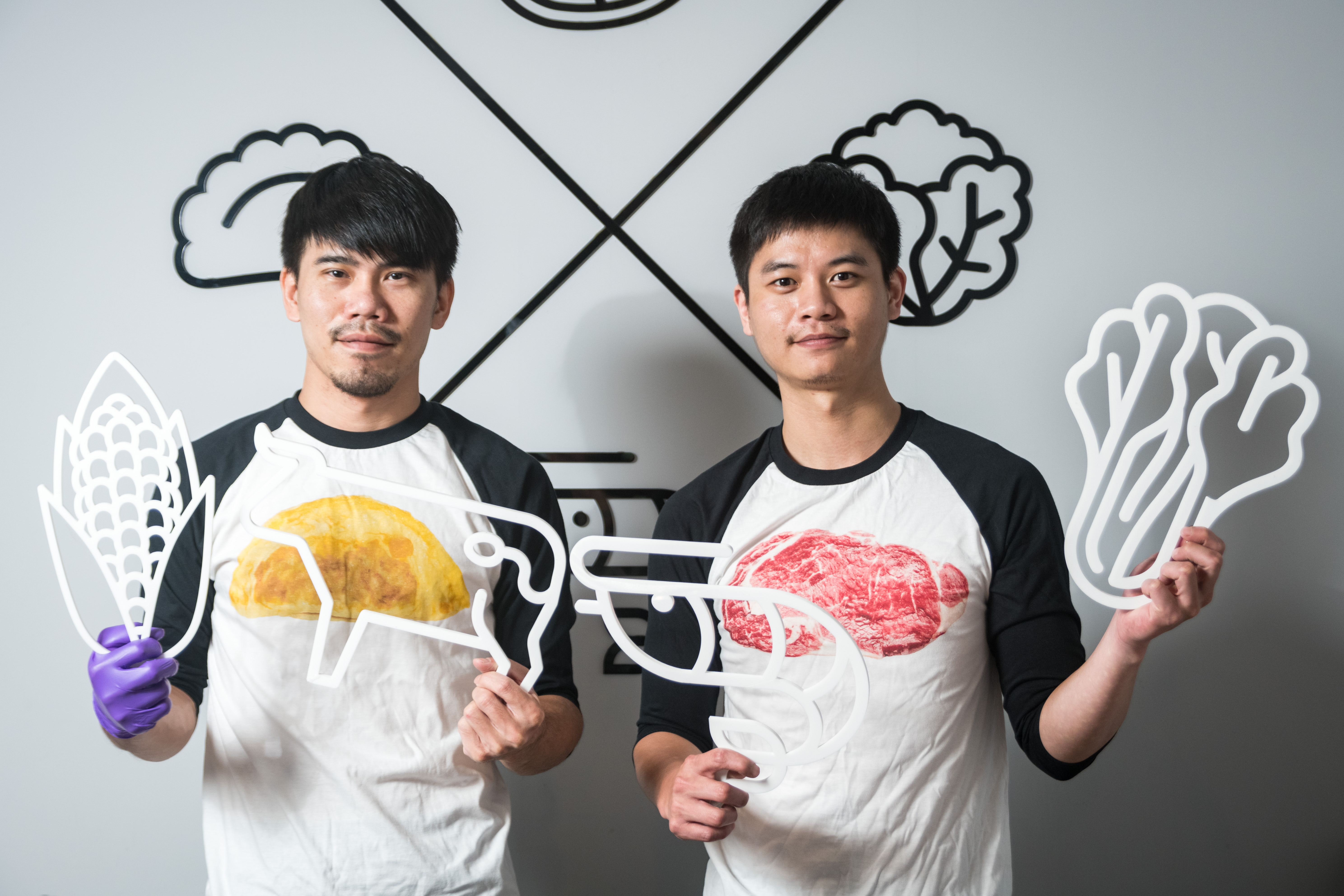 火鍋店由兩個年輕型男陳俊豪（右）和李冠毅（左）合開。