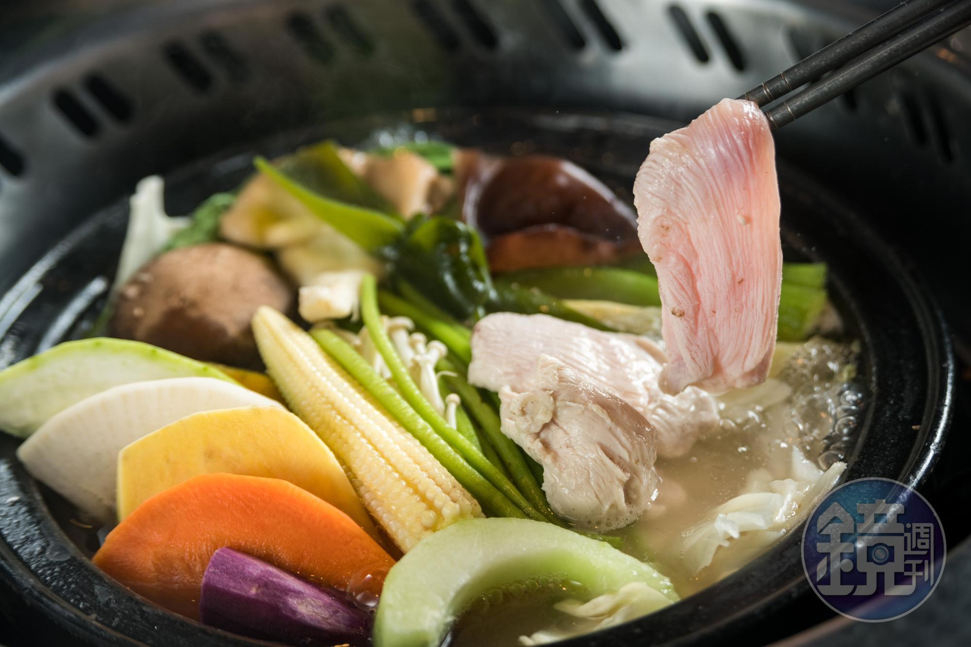 「桂丁雞肌胸鍋」的雞肉片,夾進熱湯中涮8秒鐘,熟度最是柔嫩鮮美。(320元/份)