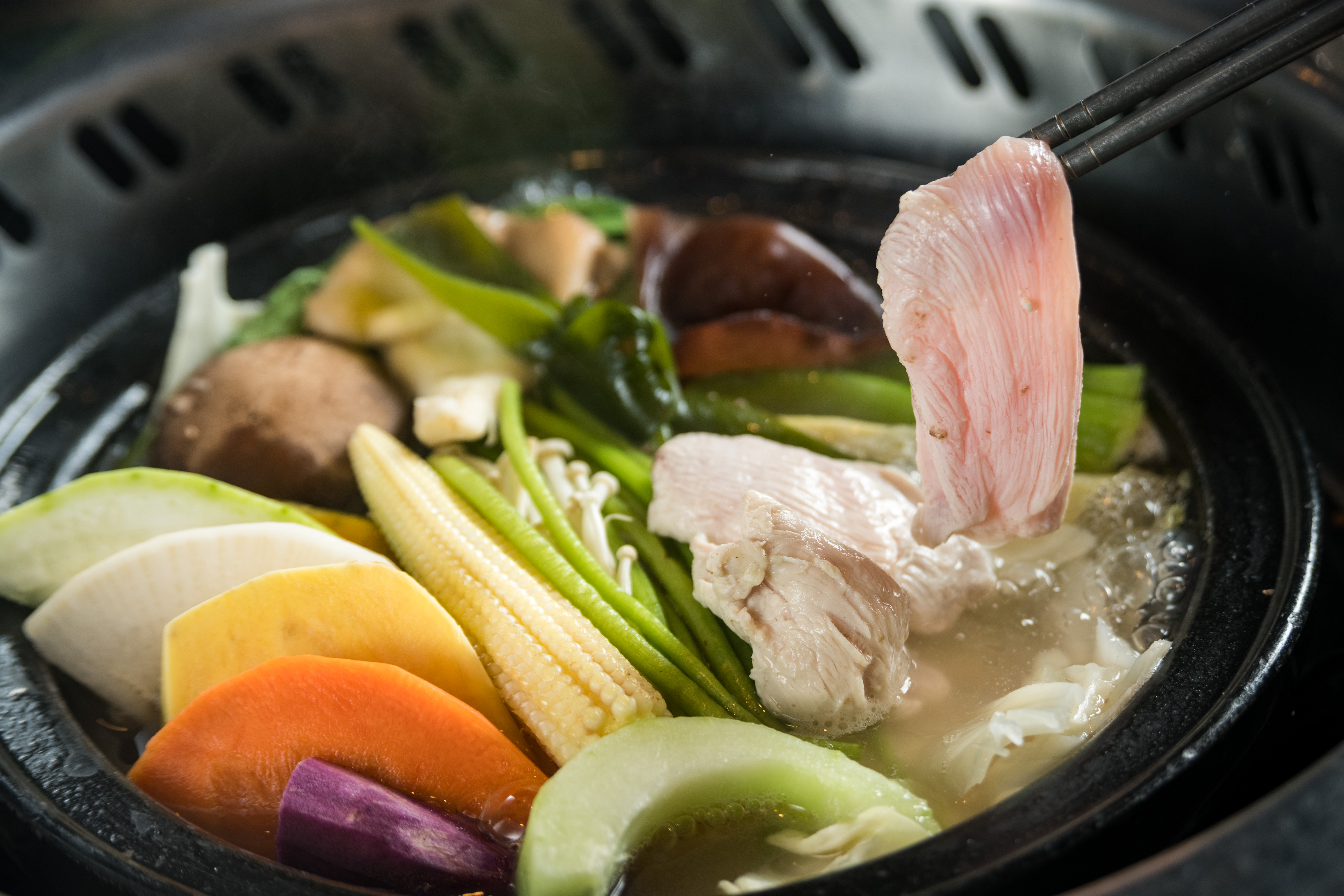 「桂丁雞肌胸鍋」的雞肉片，夾進熱湯中涮8秒鐘，熟度最是柔嫩鮮美。（320元／份）