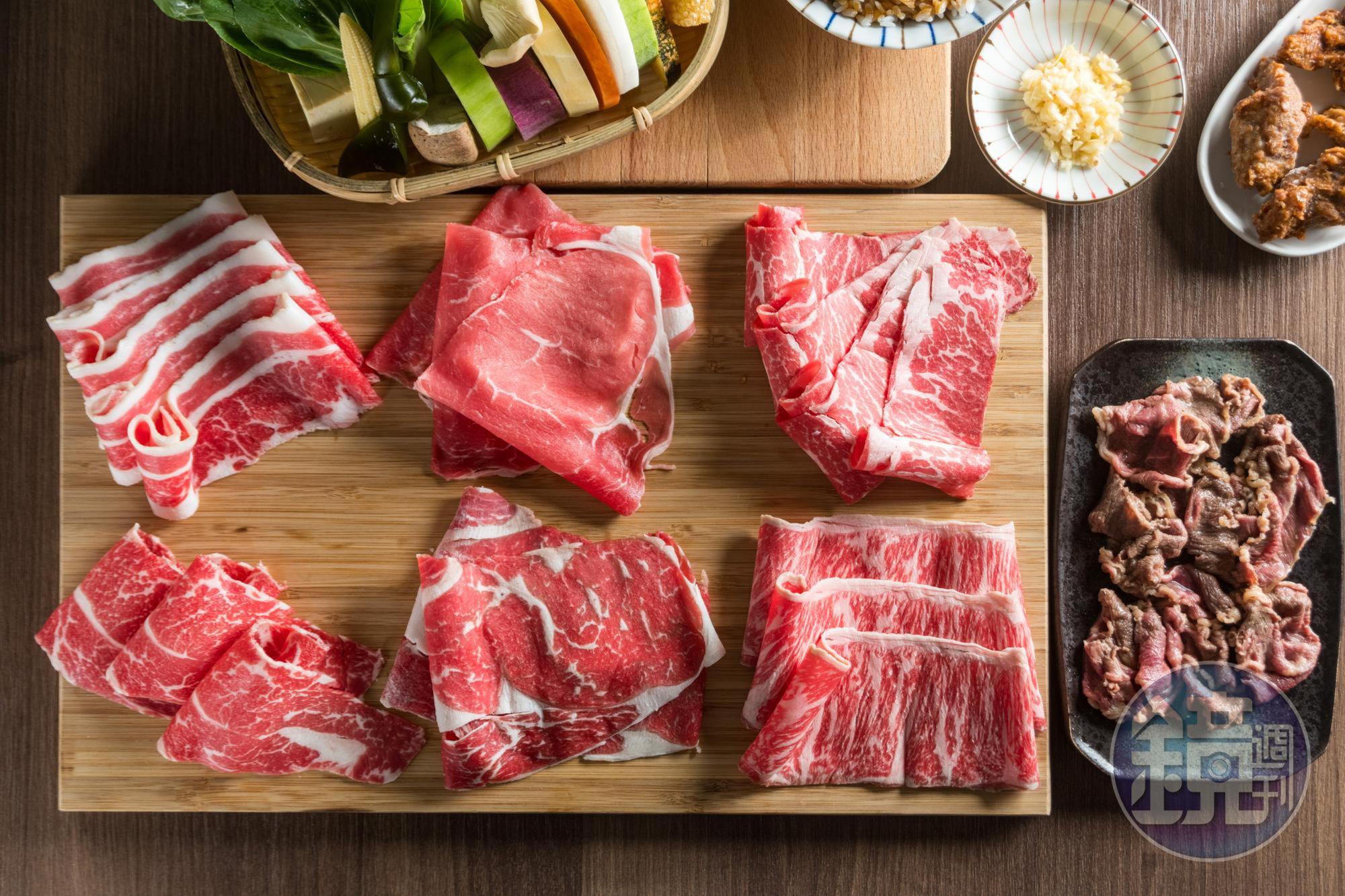「超級牛魔王」有7種牛肉片,包含雪花、霜降、翼板、牛小排、肋眼、和牛翼板,還有爆炒過的板腱。(777元/份)