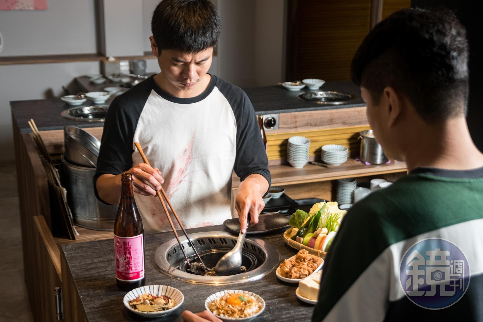 燒酒類的石頭火鍋,會幫客人桌邊服務。