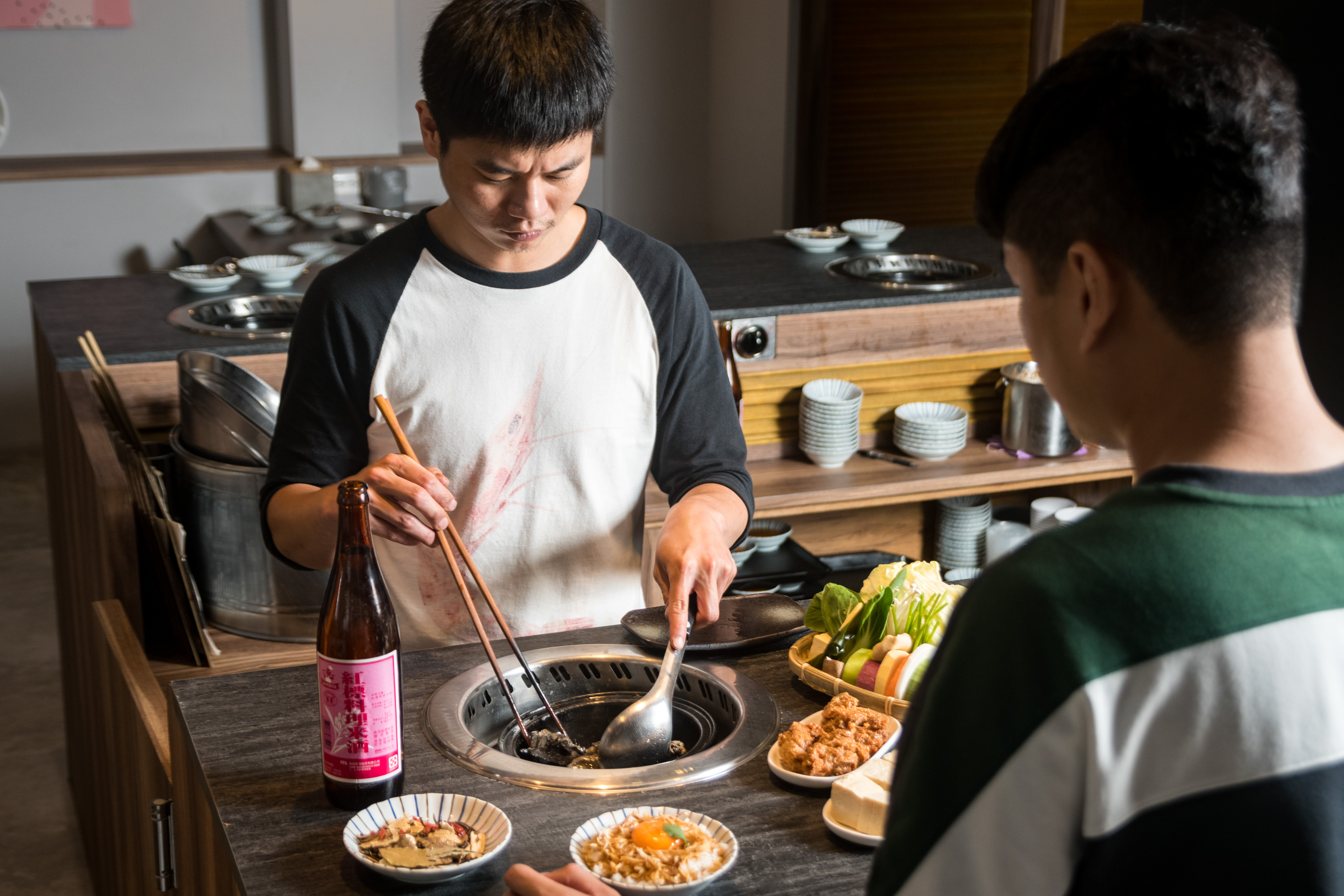 燒酒類的石頭火鍋，會幫客人桌邊服務。
