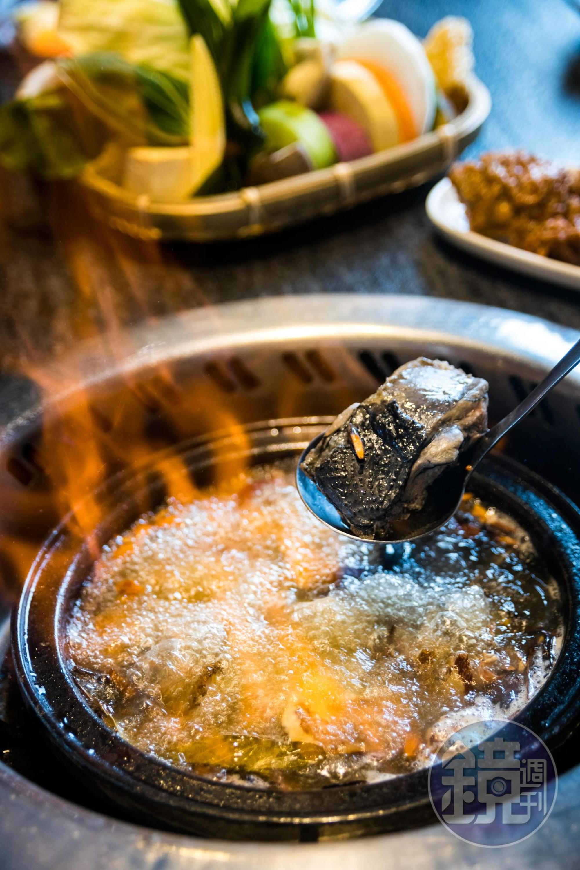 烏骨雞皮Q、肉質很有咬勁,讓湯頭多煮一會兒,藥材的甘香會完全釋放。
