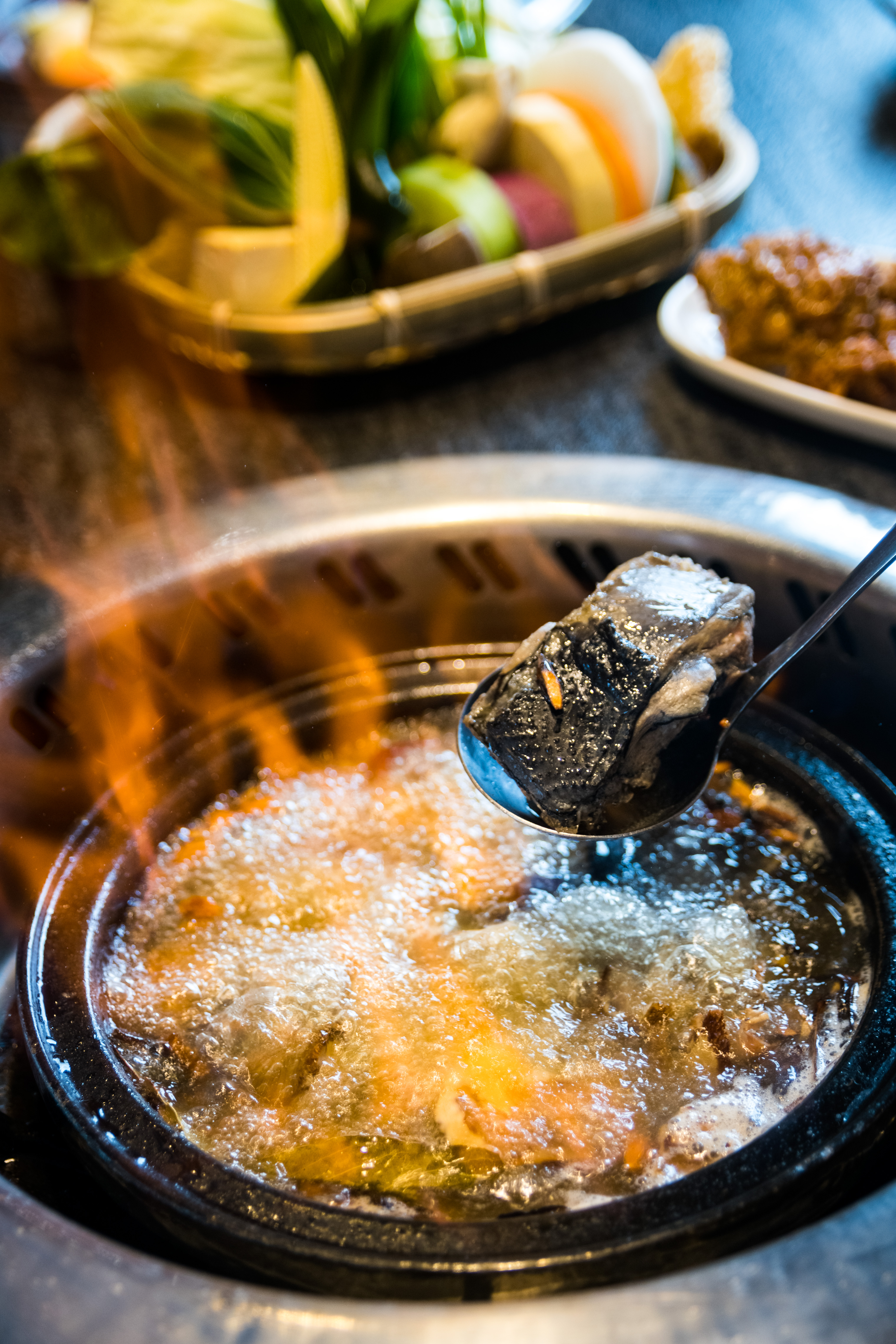 烏骨雞皮Ｑ、肉質很有咬勁，讓湯頭多煮一會兒，藥材的甘香會完全釋放。