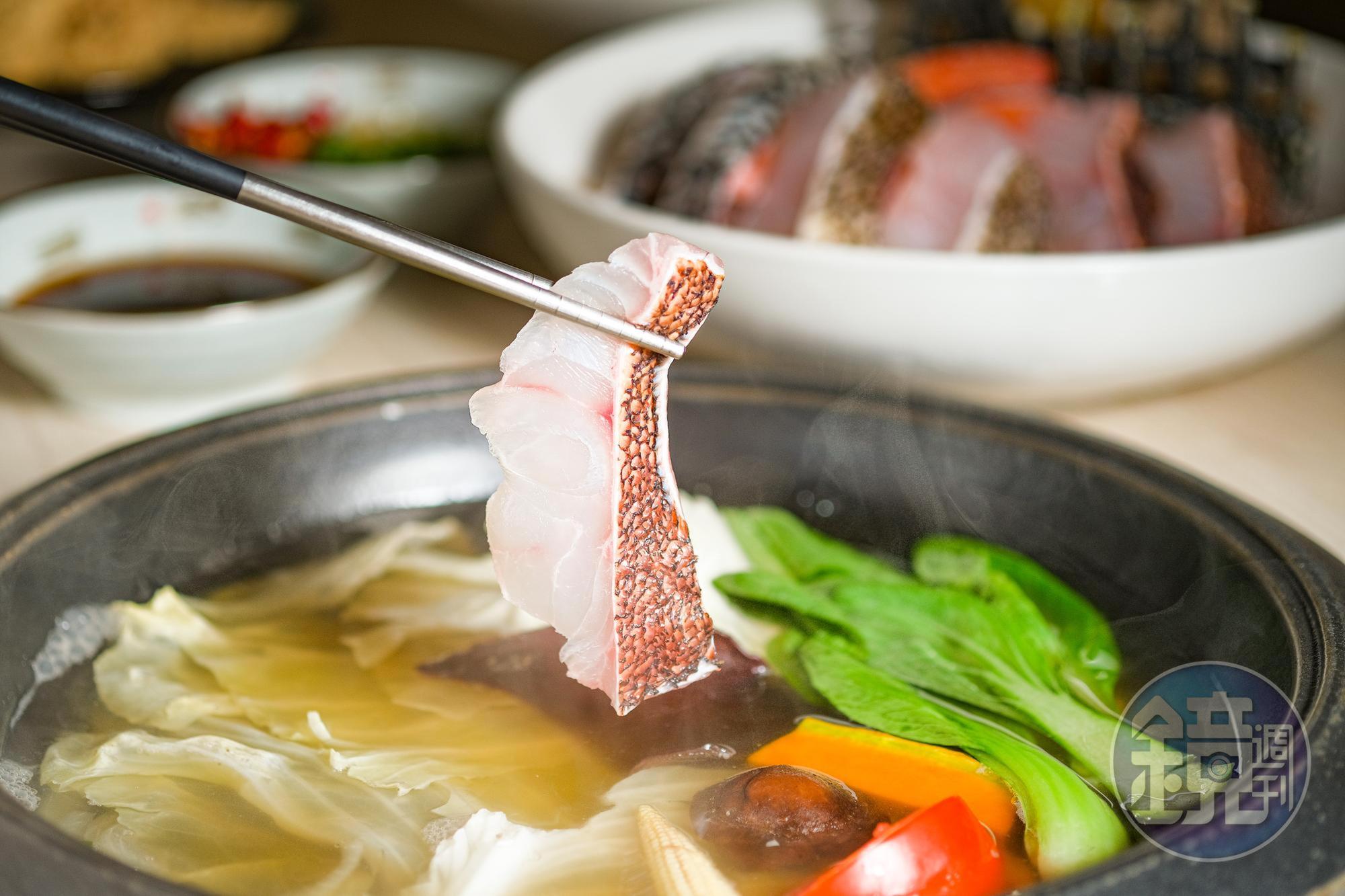 「鴻記石鍋」的鮮魚食材,都是老闆廖一鴻每天早上從濱江市場挑選而來。