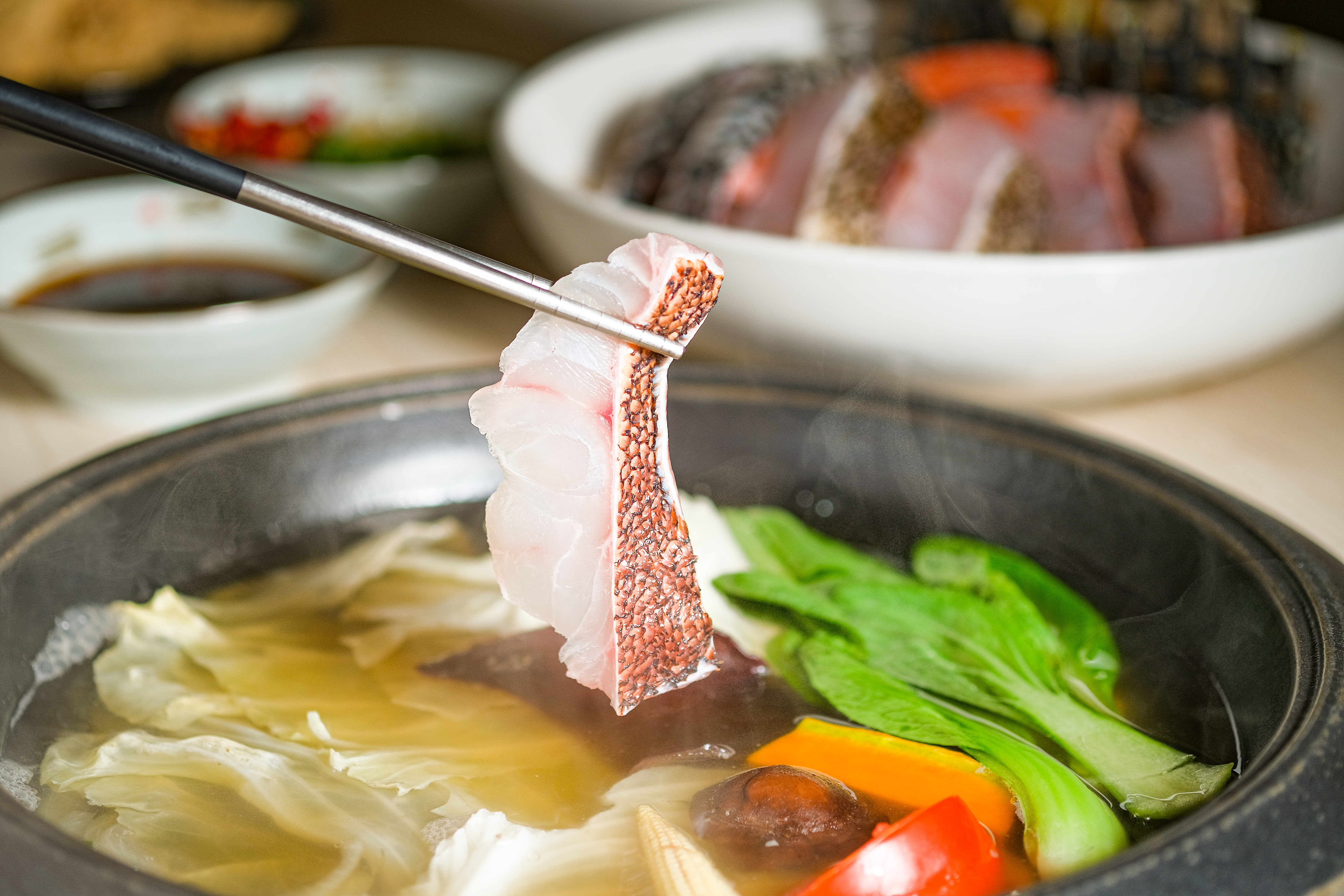 「鴻記石鍋」的鮮魚食材，都是老闆廖一鴻每天早上從濱江市場挑選而來。