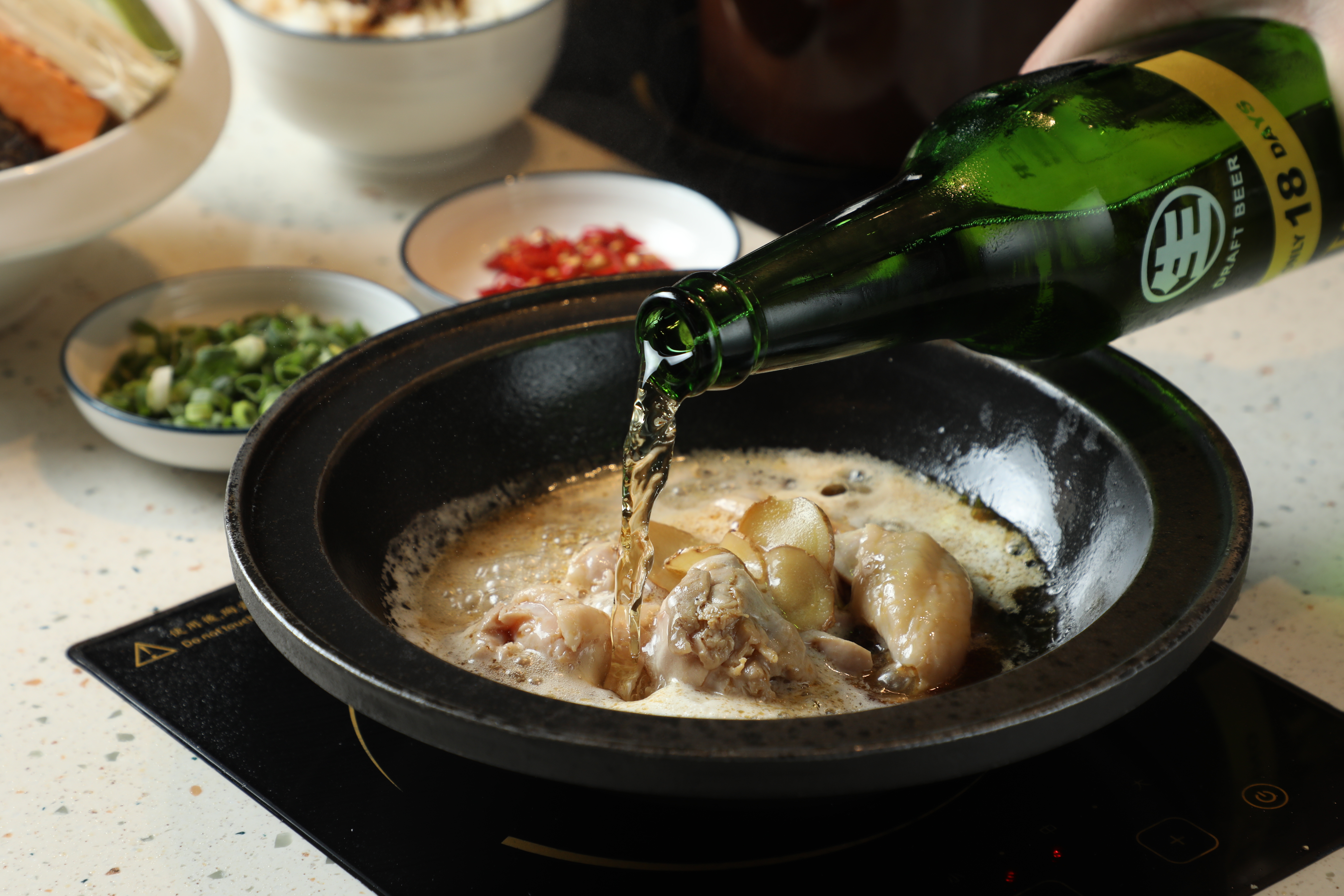 「石研室石頭火鍋」新推出的「麥香麻油湯底」，吃得到酒香十足的麻油雞腿肉。