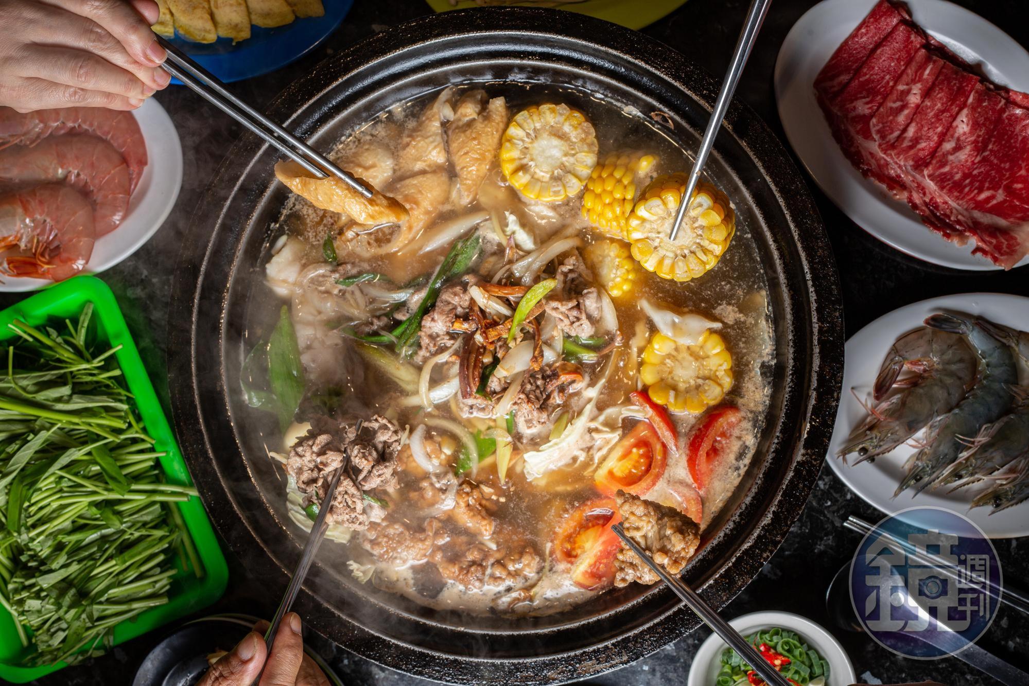 石頭火鍋適合三五好友、同事一起享用，氣氛熱絡，也能吃到較多種食材。