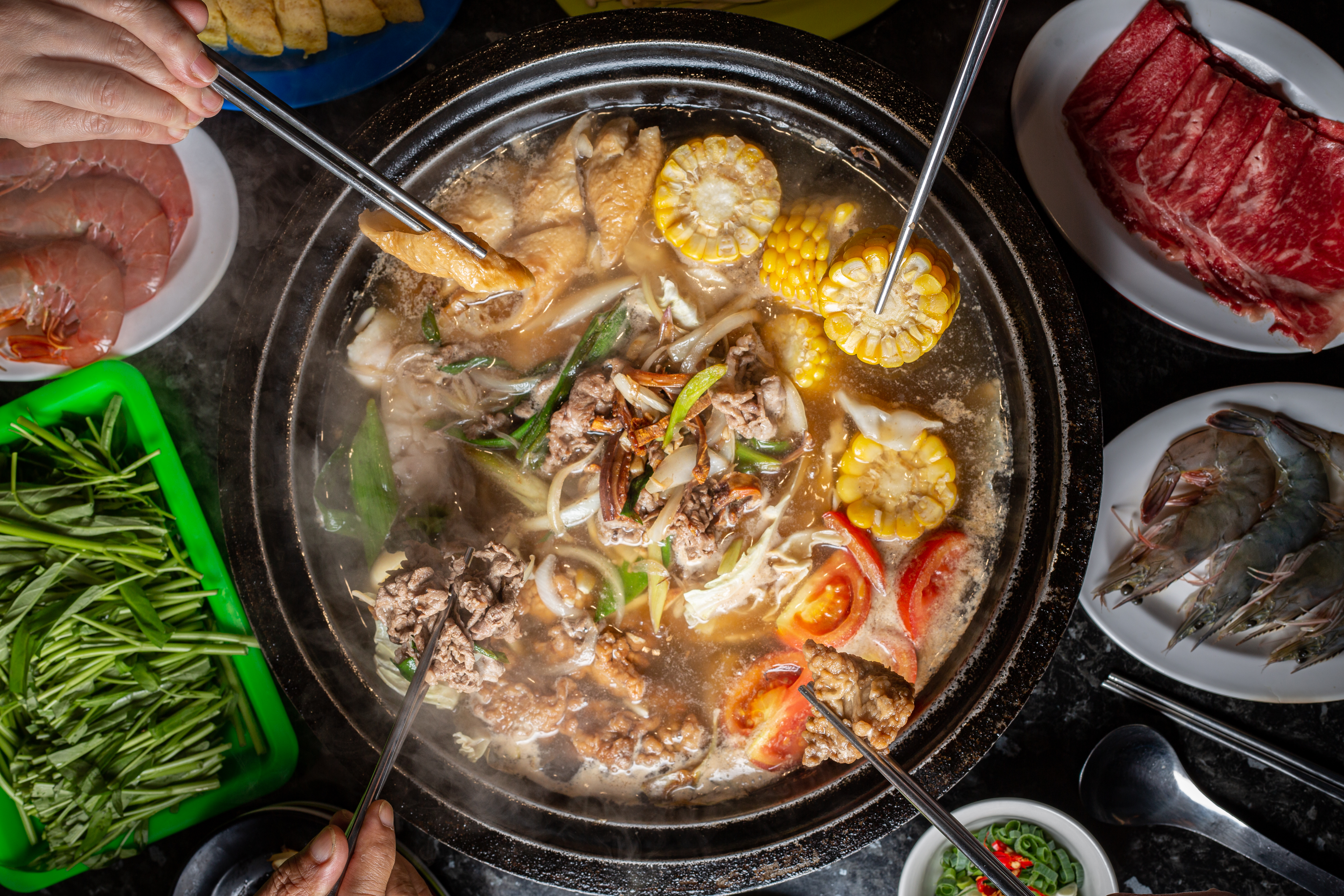 石頭火鍋適合三五好友、同事一起享用，氣氛熱絡，也能吃到較多種食材。