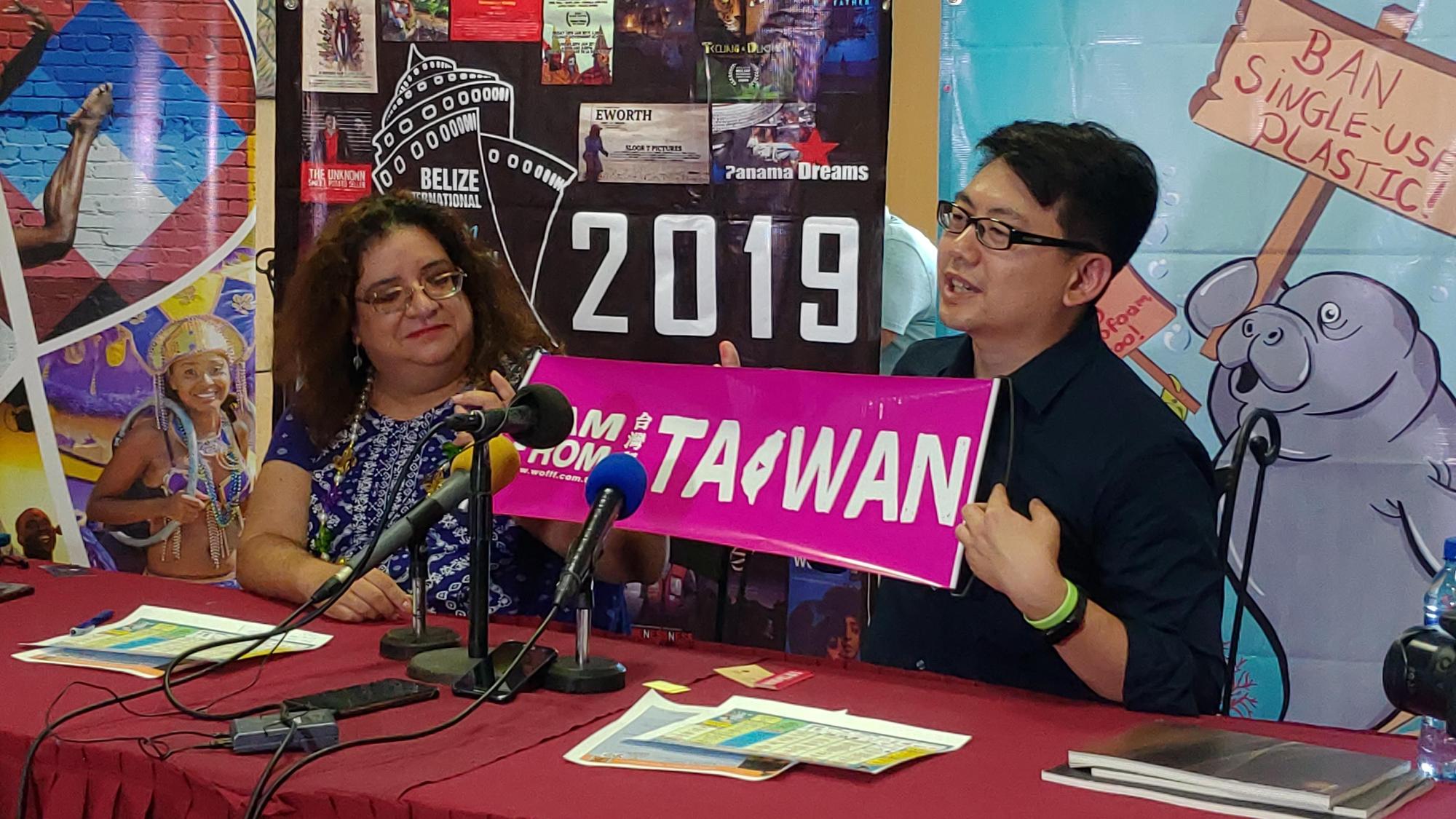 台灣動畫長片《幸福路上》導演洪馬克受邀至邦交國貝里斯國際影展,一上台拿出代表台灣的旗子,讓人為之動容。(翻攝畫面)