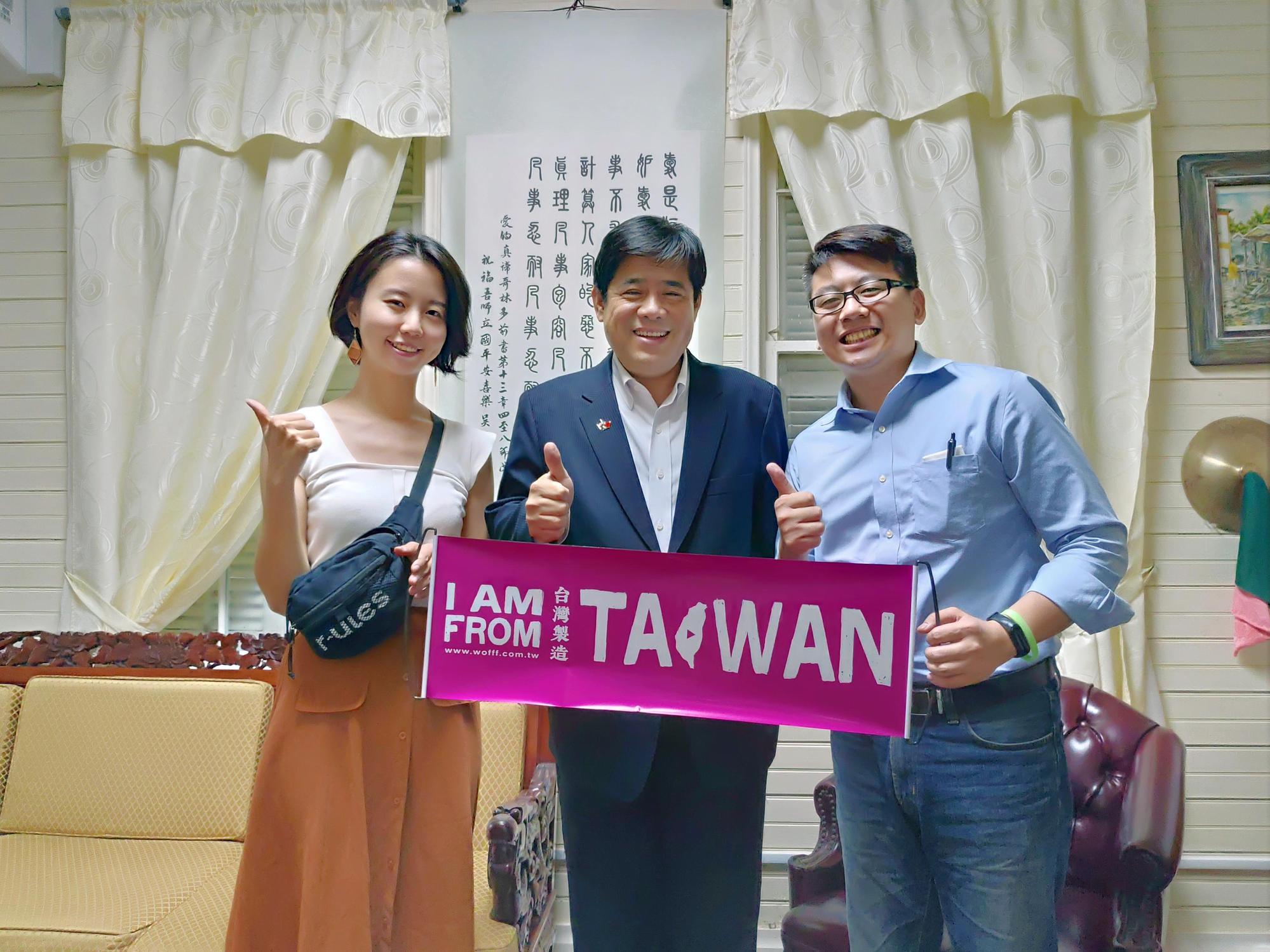 中華民國駐貝里斯大使陳立國(中)與導演洪馬克(右)在貝里斯國際影展上宣傳台灣,迴響極大。(翻攝畫面)