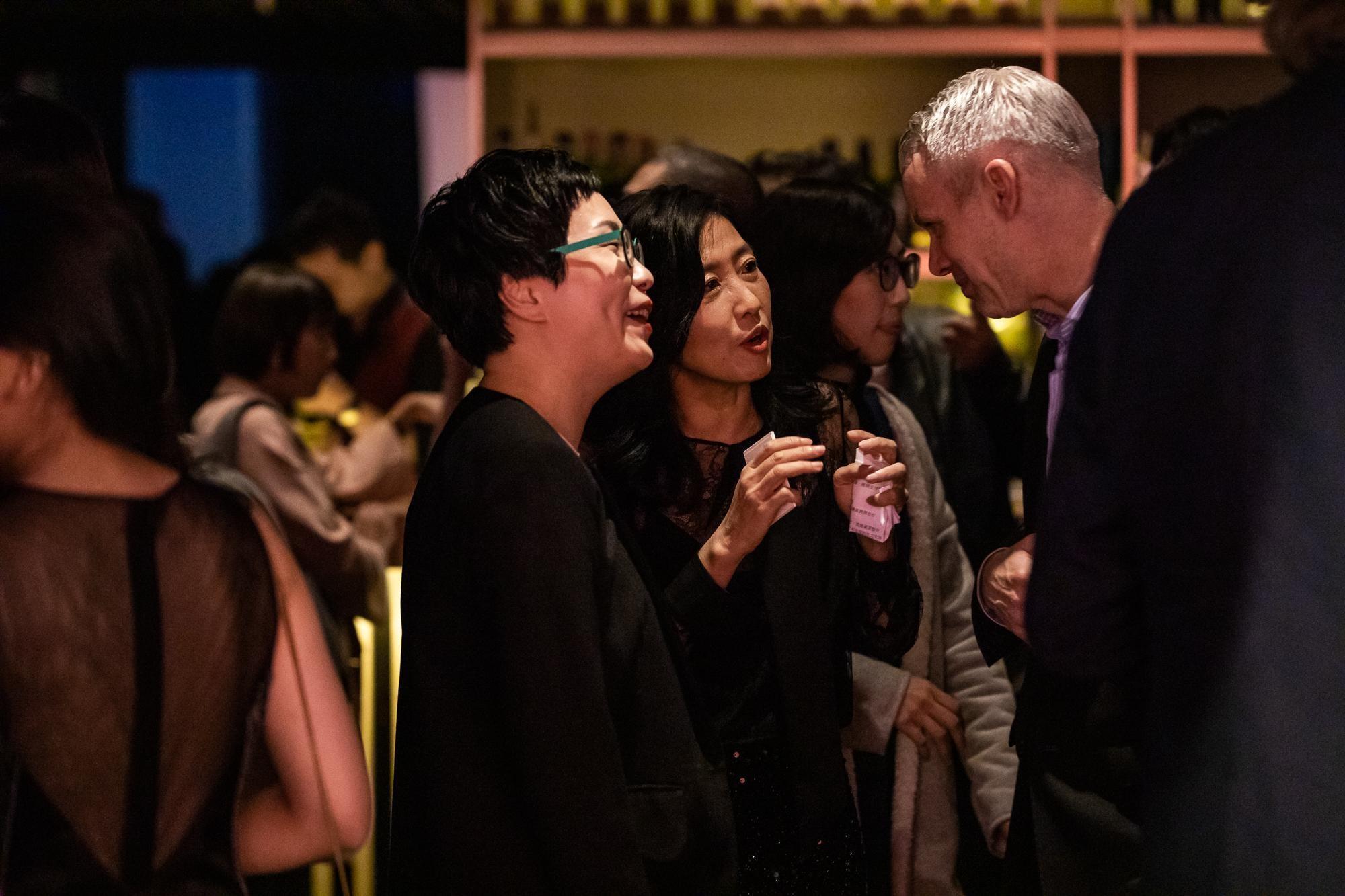 文策院董事長丁曉菁（左1）、院長胡晴舫（中）在金馬影展創投酒會上與國內外人士進行交流。右為瑞士商務辦事處長梁瑞德。（文策院提供）