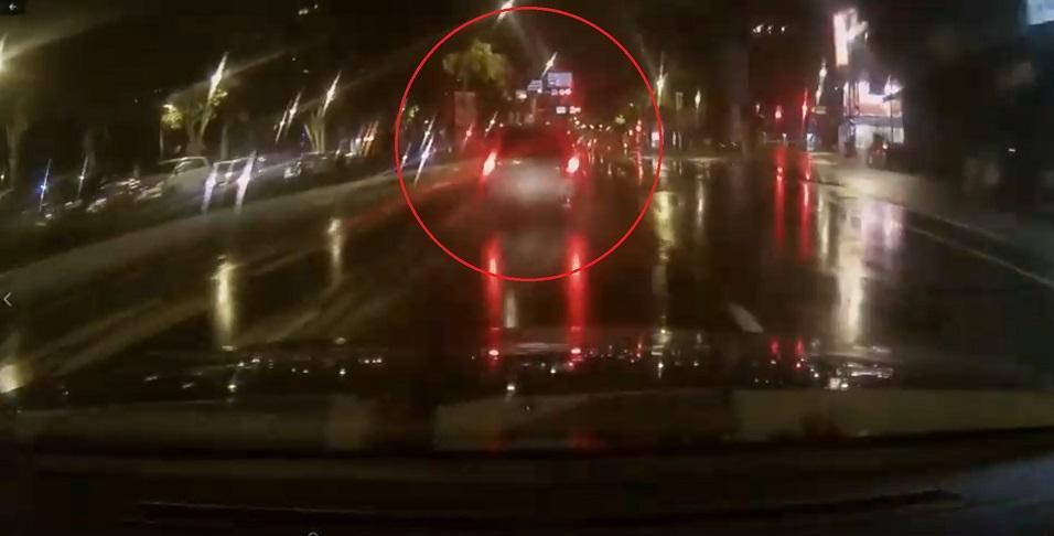 警方在土城區金城路尾隨朱嫌車輛,欲上前攔阻還遭衝撞。(翻攝畫面)