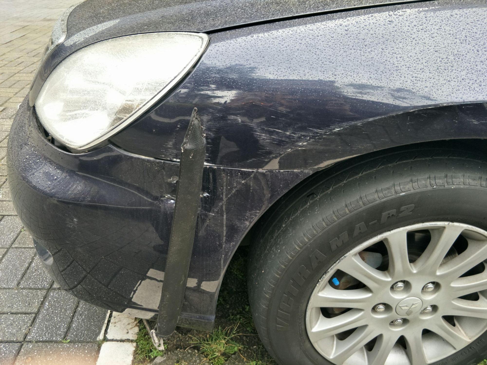 警車遭朱嫌撞擊造成車頭左方受損。(翻攝畫面)