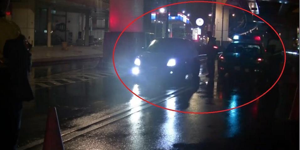 中和警方在中正路攔下朱嫌所駕駛車輛,他先假意配合,隨後衝車逃逸。(翻攝畫面)