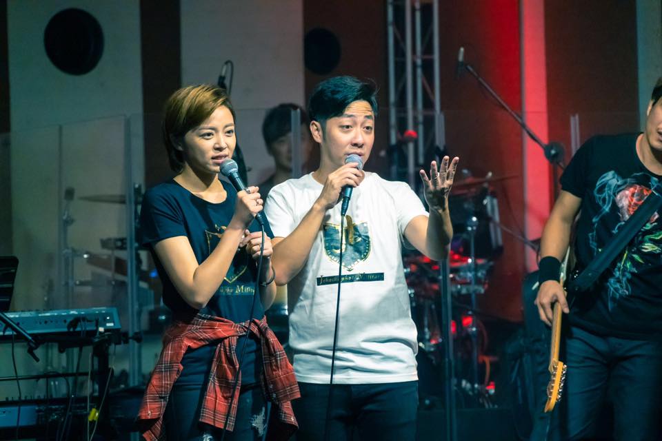 王瞳消失於與艾成等人組成的87樂團商演，年終少賺50萬。（摘自87樂團臉書）