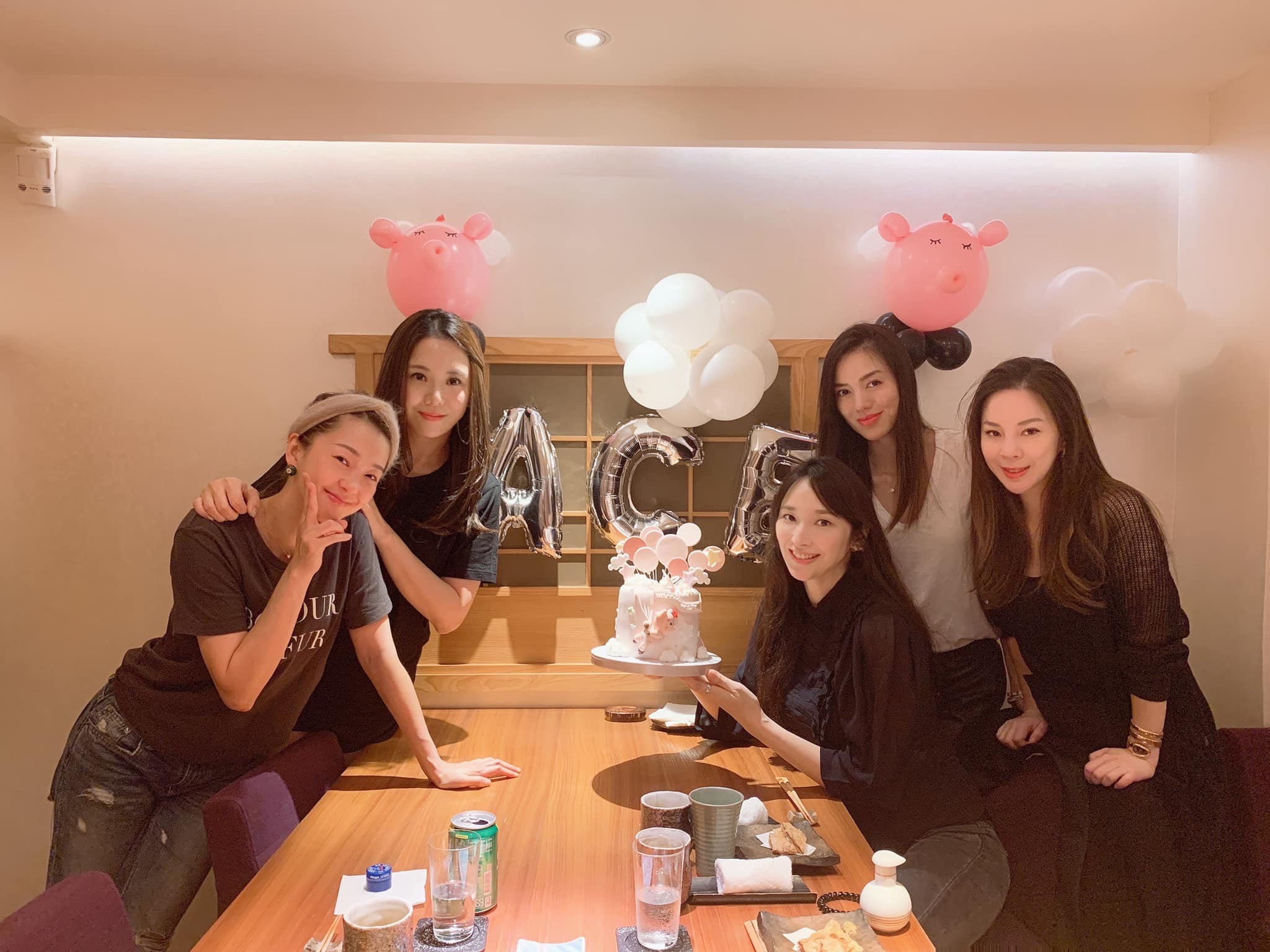 吳佩慈上月下旬特別回台，跟好友陶喆太太Penny及楊秀蓉等好友聚會，席間有一個粉紅色的蛋糕上寫上未出世么女的名字Hailey。
