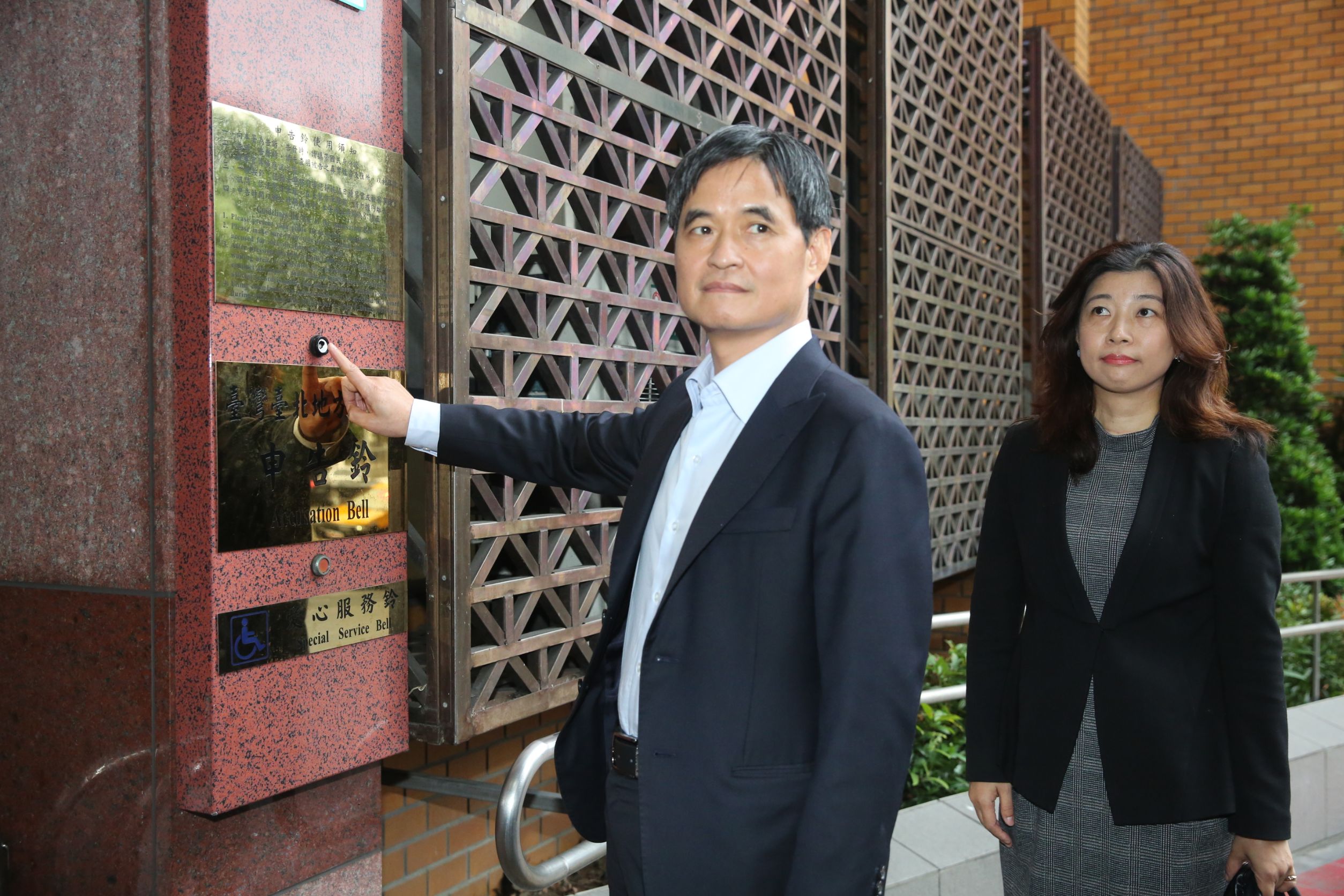 文曄董事長鄭文宗懷疑大聯大涉嫌違反證券交易法及銀行法，呼籲檢調盡速偵辦。