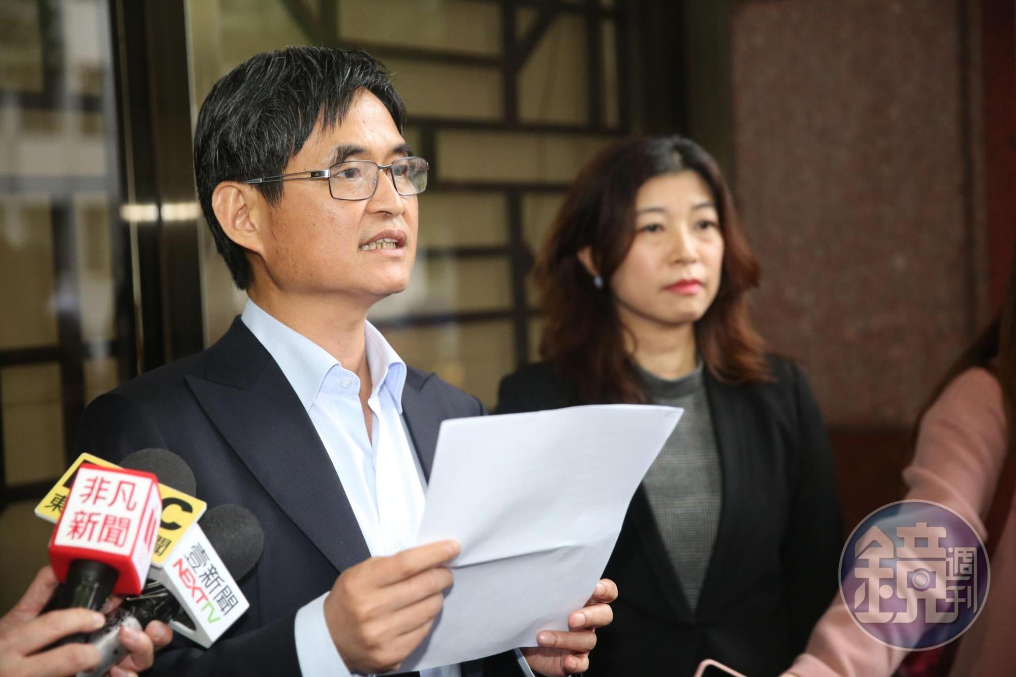 文曄董事長鄭文宗(左)今天下午在前特偵組檢察官、律師盧筱筠(左)陪同下,赴台北地檢署提告。